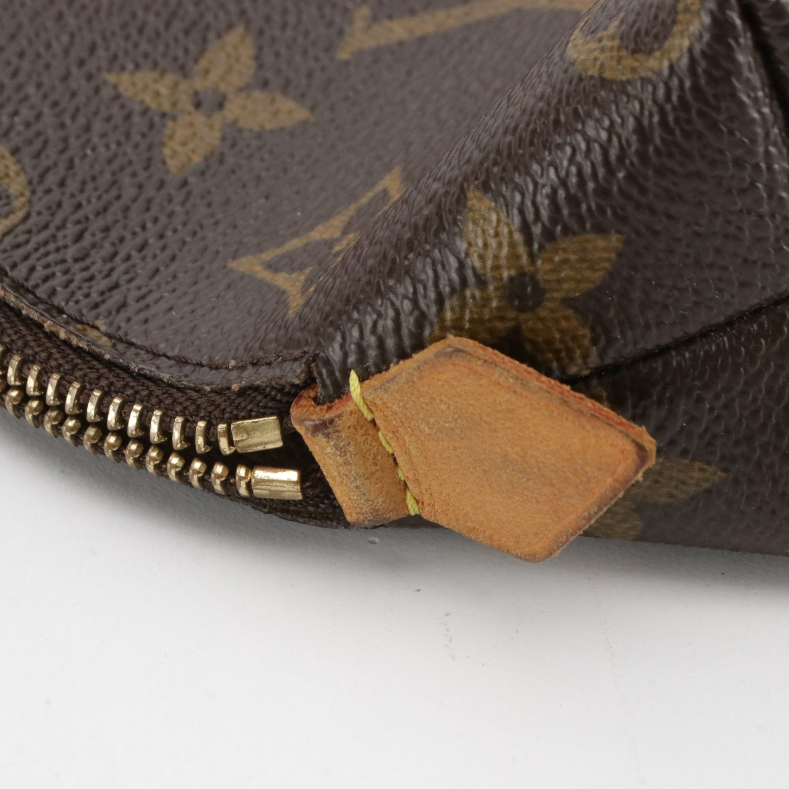 Louis Vuitton Pochette Cosmétique in Monogram Canvas