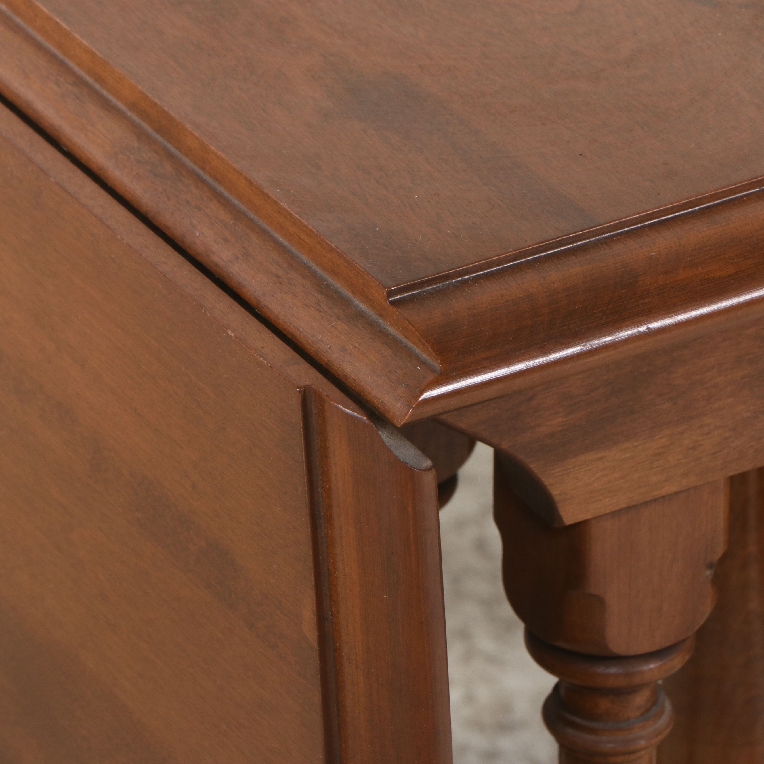 Ethan Allen Colonial Revival Drop-Leaf Gate-Leg Table