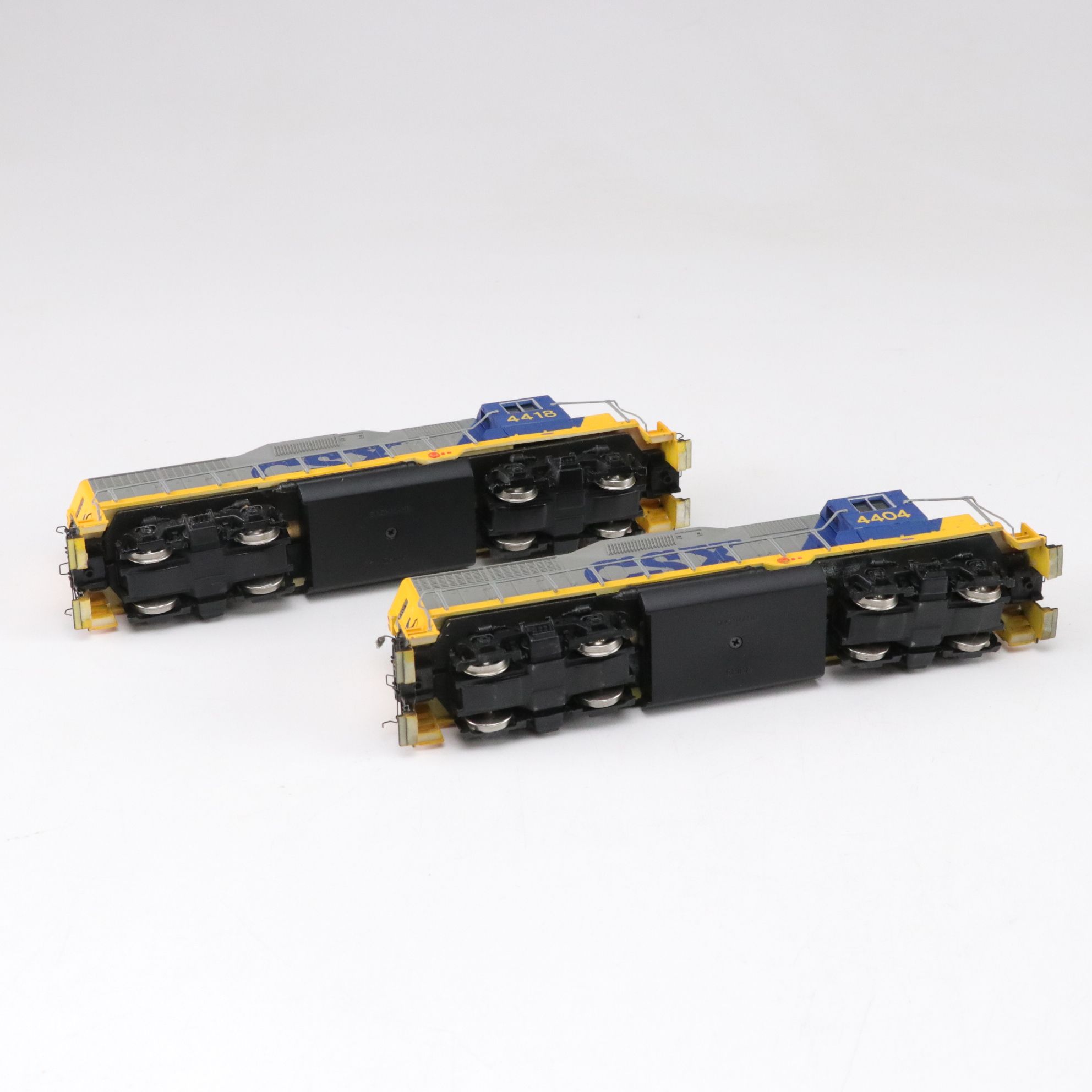 IHC Premier Series "Chesapeake & Ohio" 490 Locomotive with CSX and More Trains