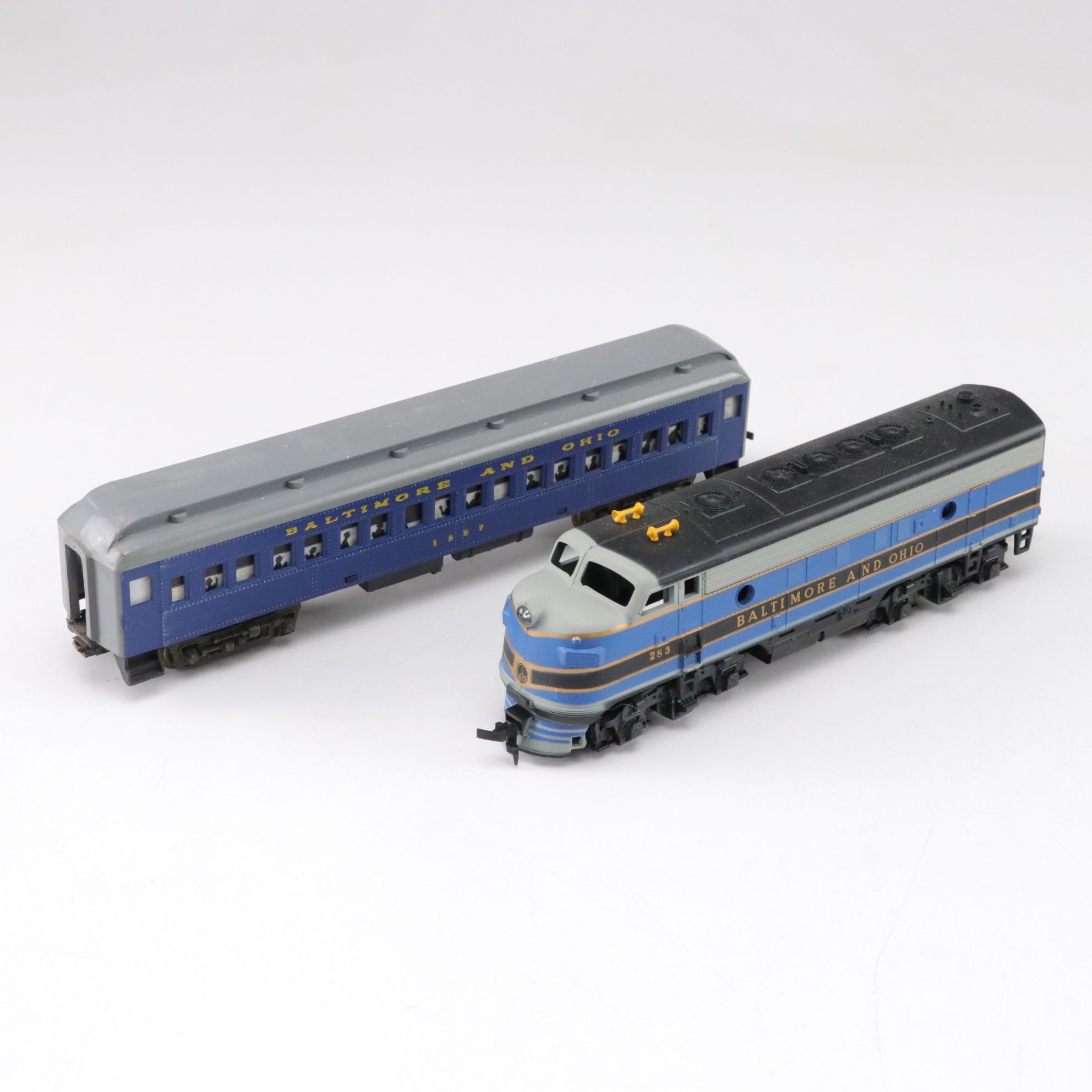 IHC Premier Series "Chesapeake & Ohio" 490 Locomotive with CSX and More Trains