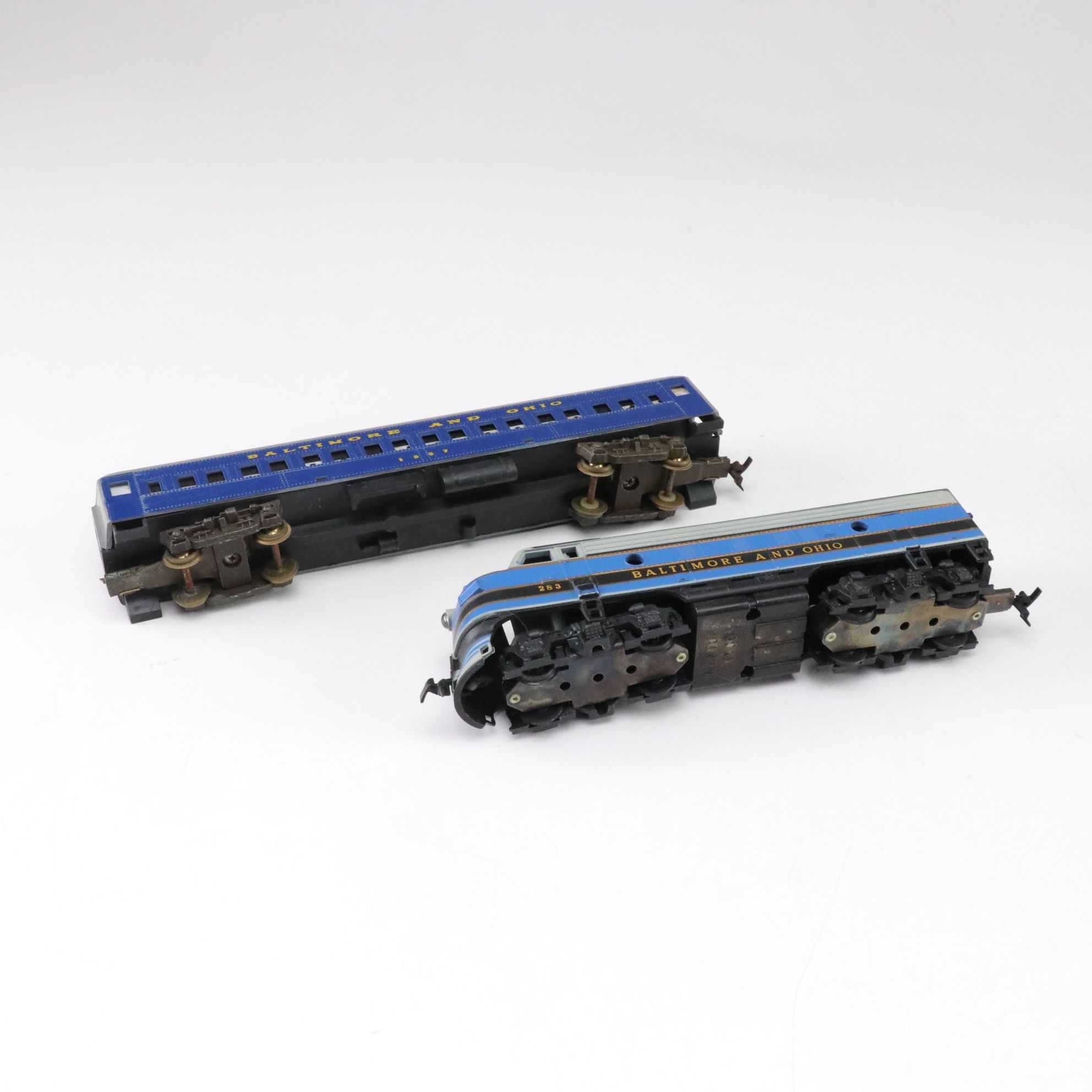 IHC Premier Series "Chesapeake & Ohio" 490 Locomotive with CSX and More Trains