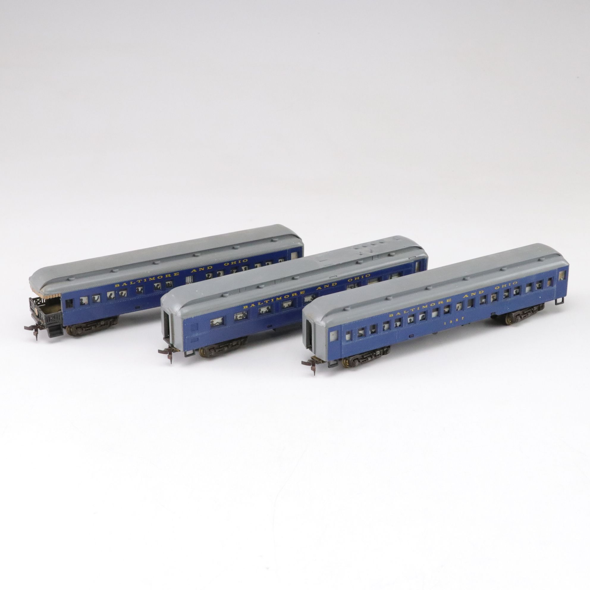 IHC Premier Series "Chesapeake & Ohio" 490 Locomotive with CSX and More Trains