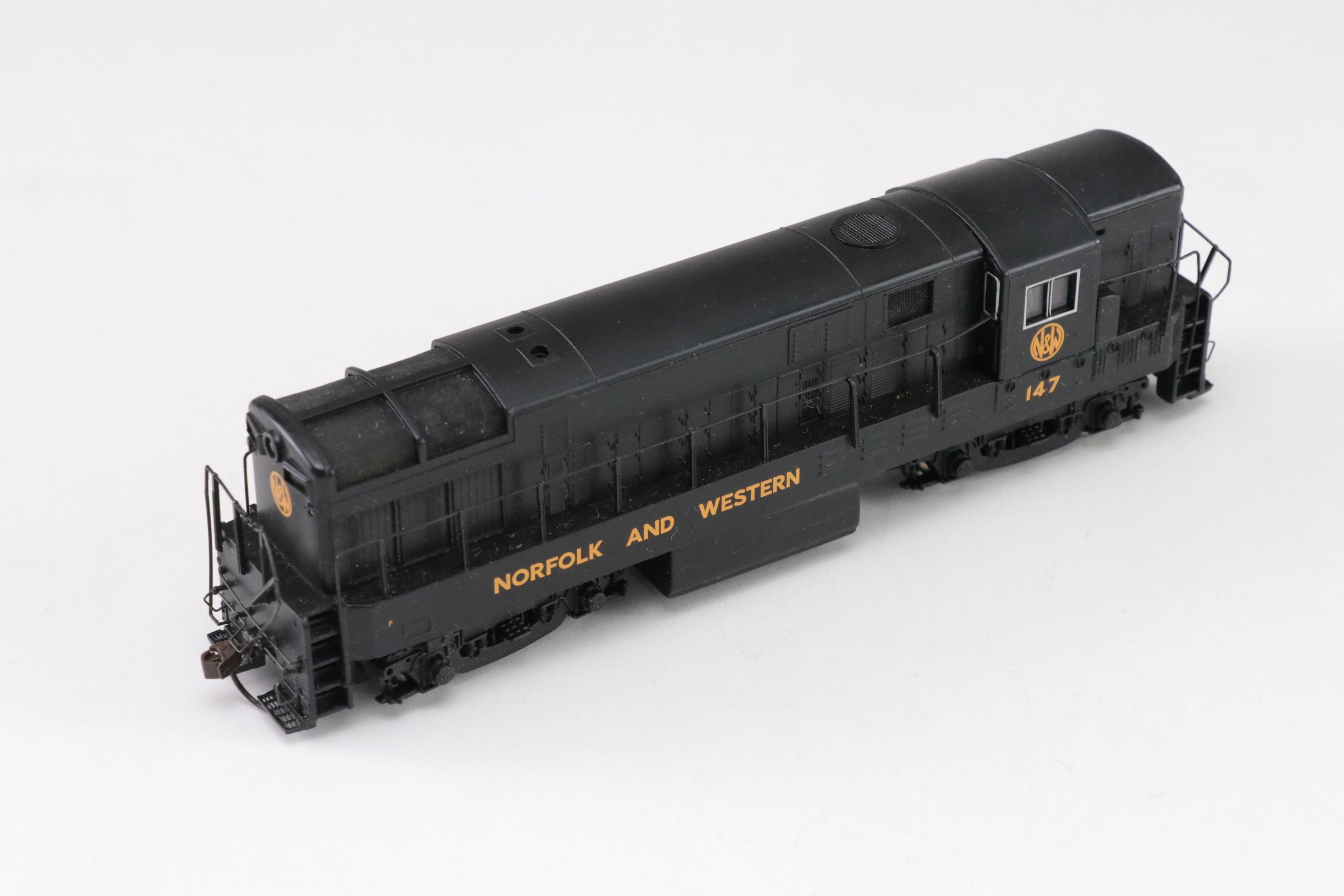 Con-Cor, Athearn, Bachmann and More HO Scale Model Locomotives and Train Cars