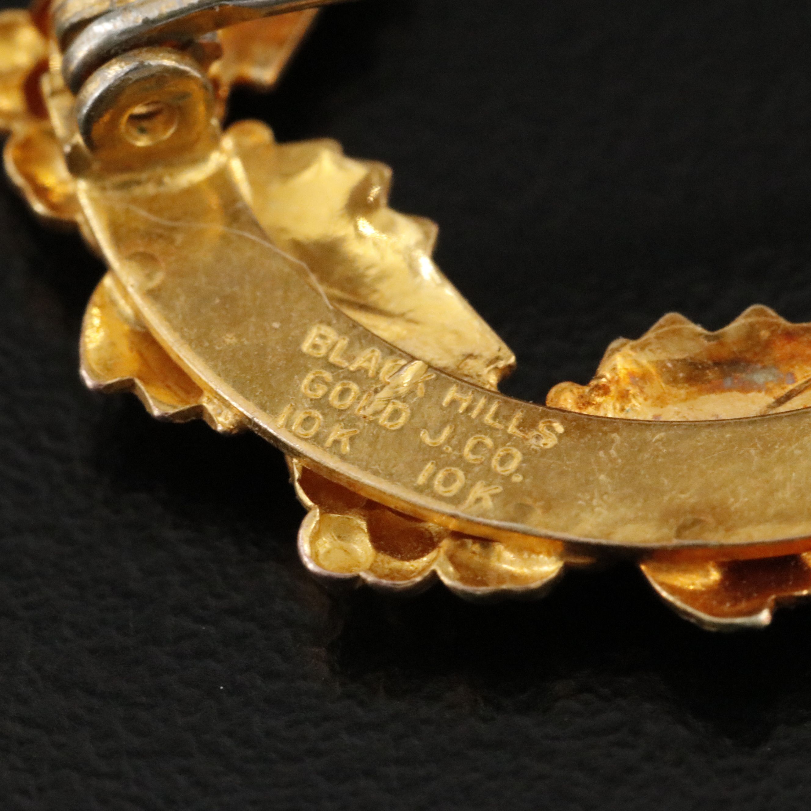 Black Hills Gold 10K Tri-Color Grapevine Circle Pin