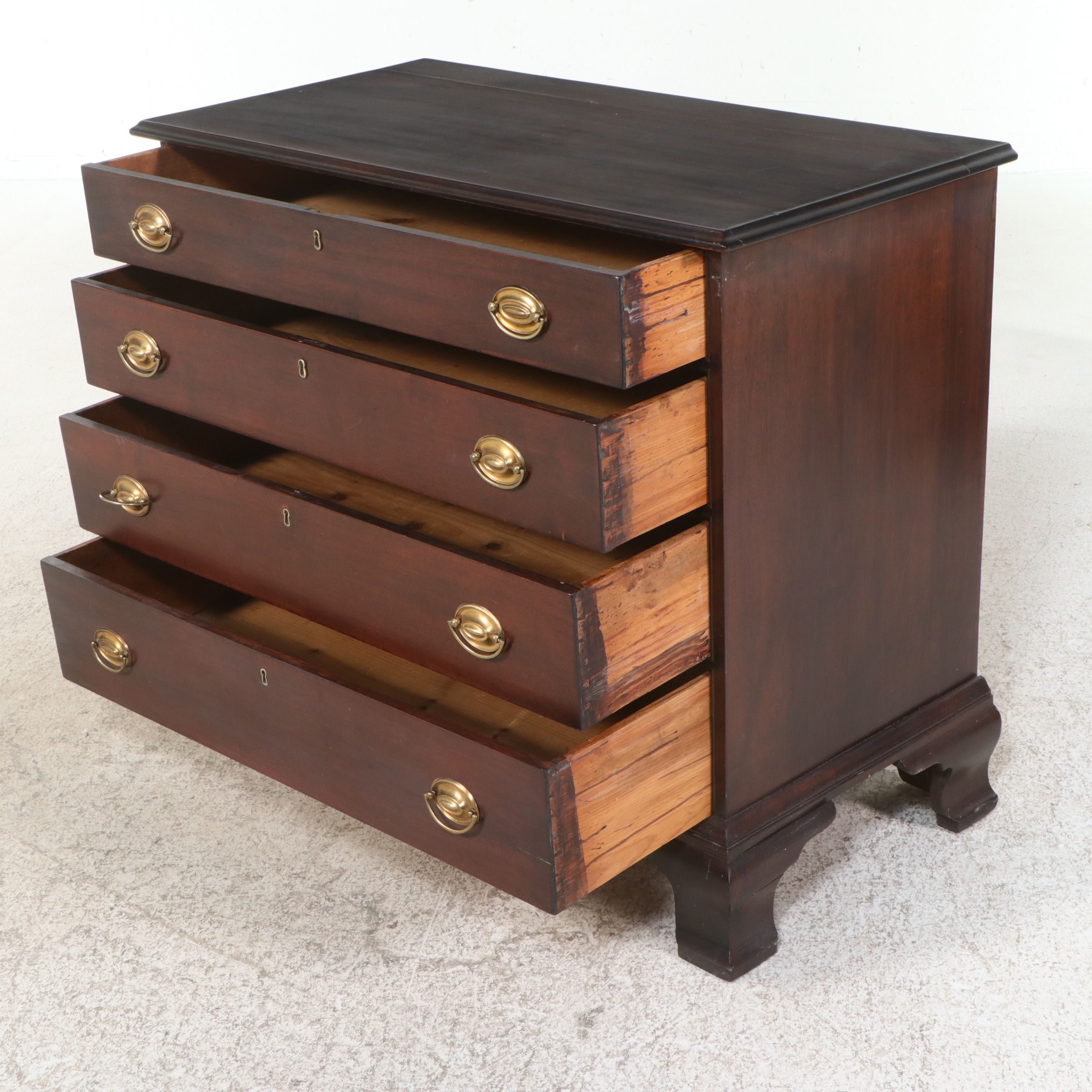 English George III Mahogany Chest of Drawers, Late 18th Century