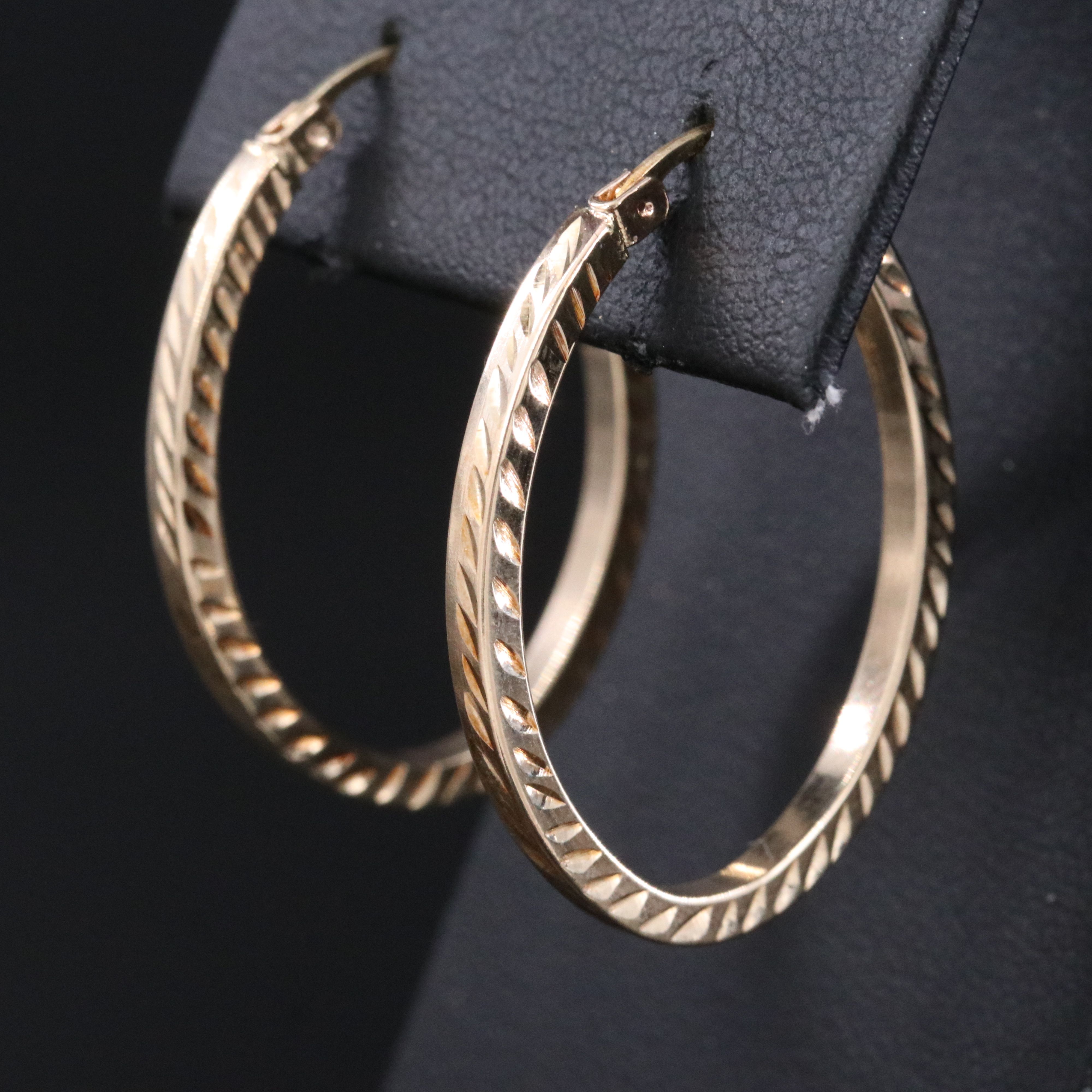 10K Oval Hoop Earrings with Diamond-Cut Finish