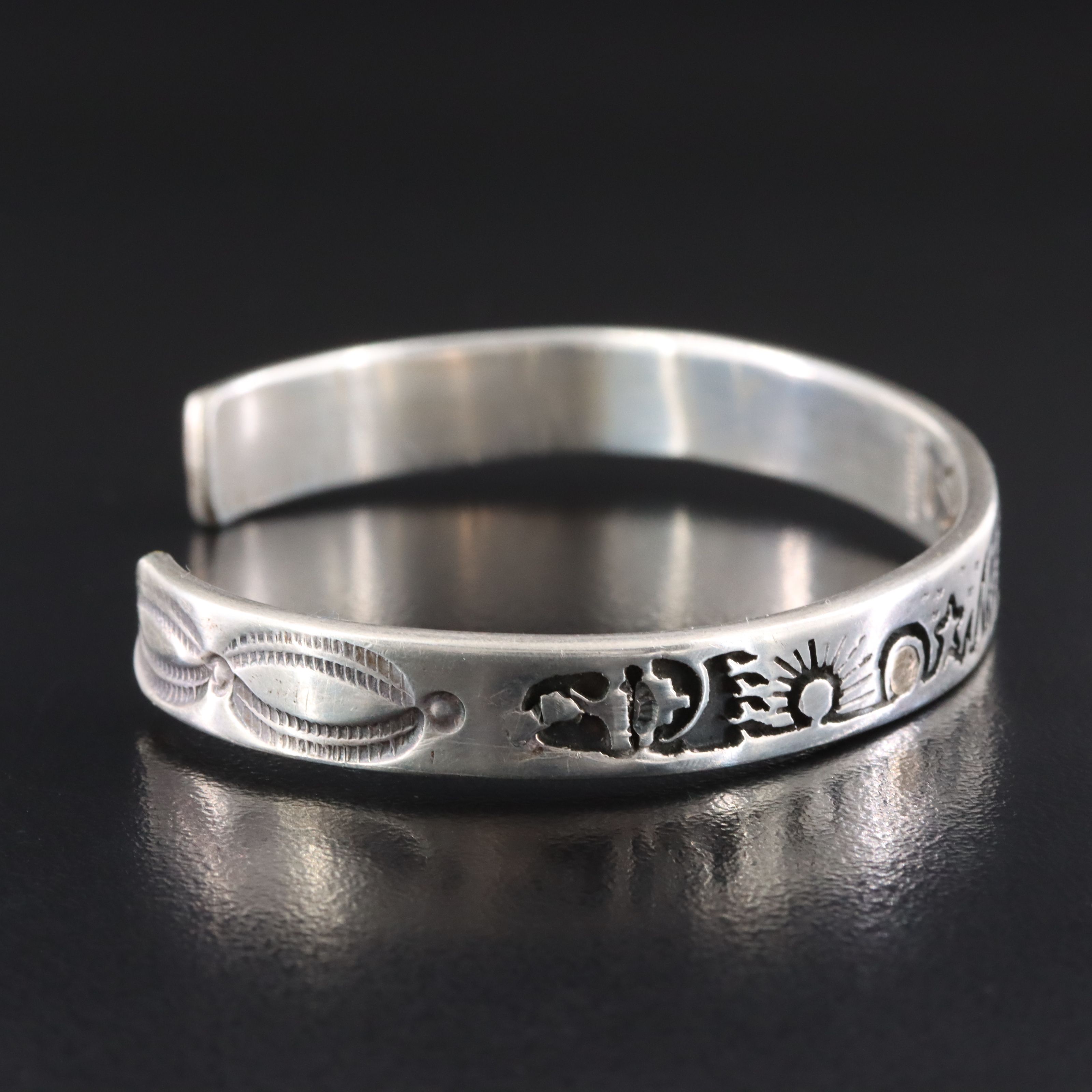 Vidal Aragon Kewa Pueblo (Santo Domingo) Sterling Overlay Storyteller Bracelet