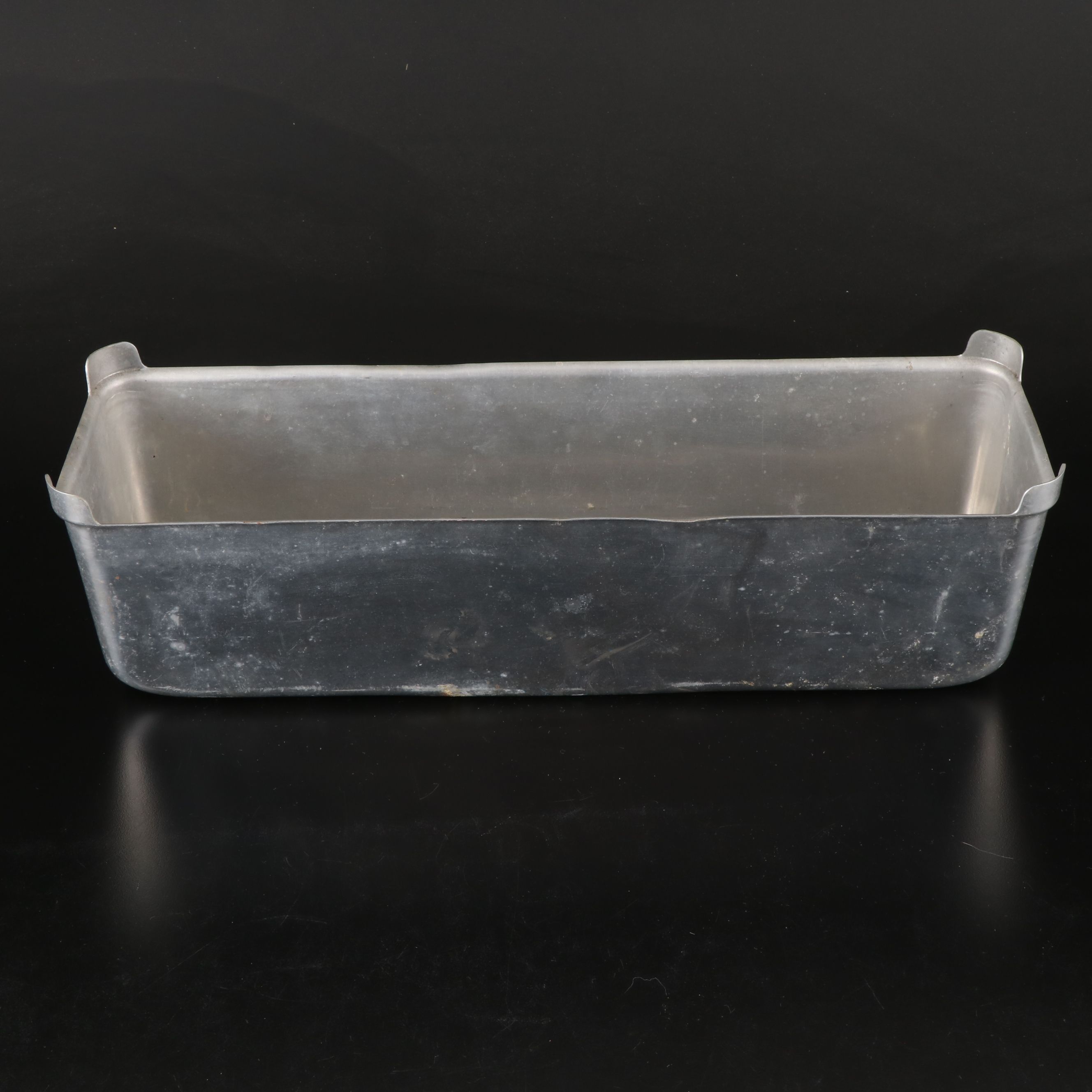 Vintage Enamelware Bowls with Wear-Ever Saucepans and More Bake and Cookware