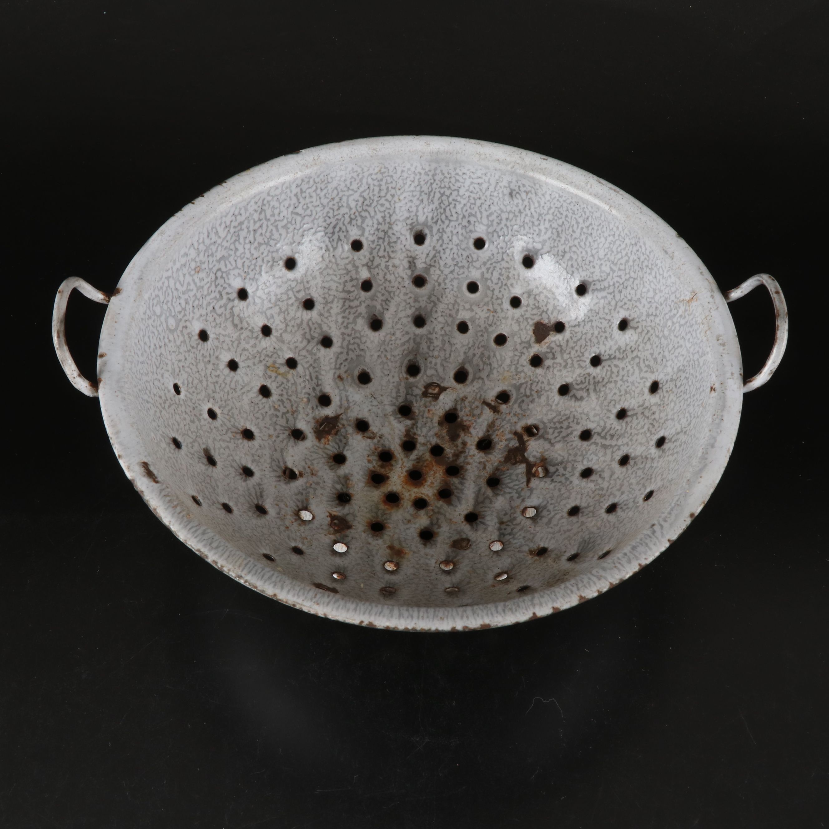 Vintage Enamelware Bowls with Wear-Ever Saucepans and More Bake and Cookware