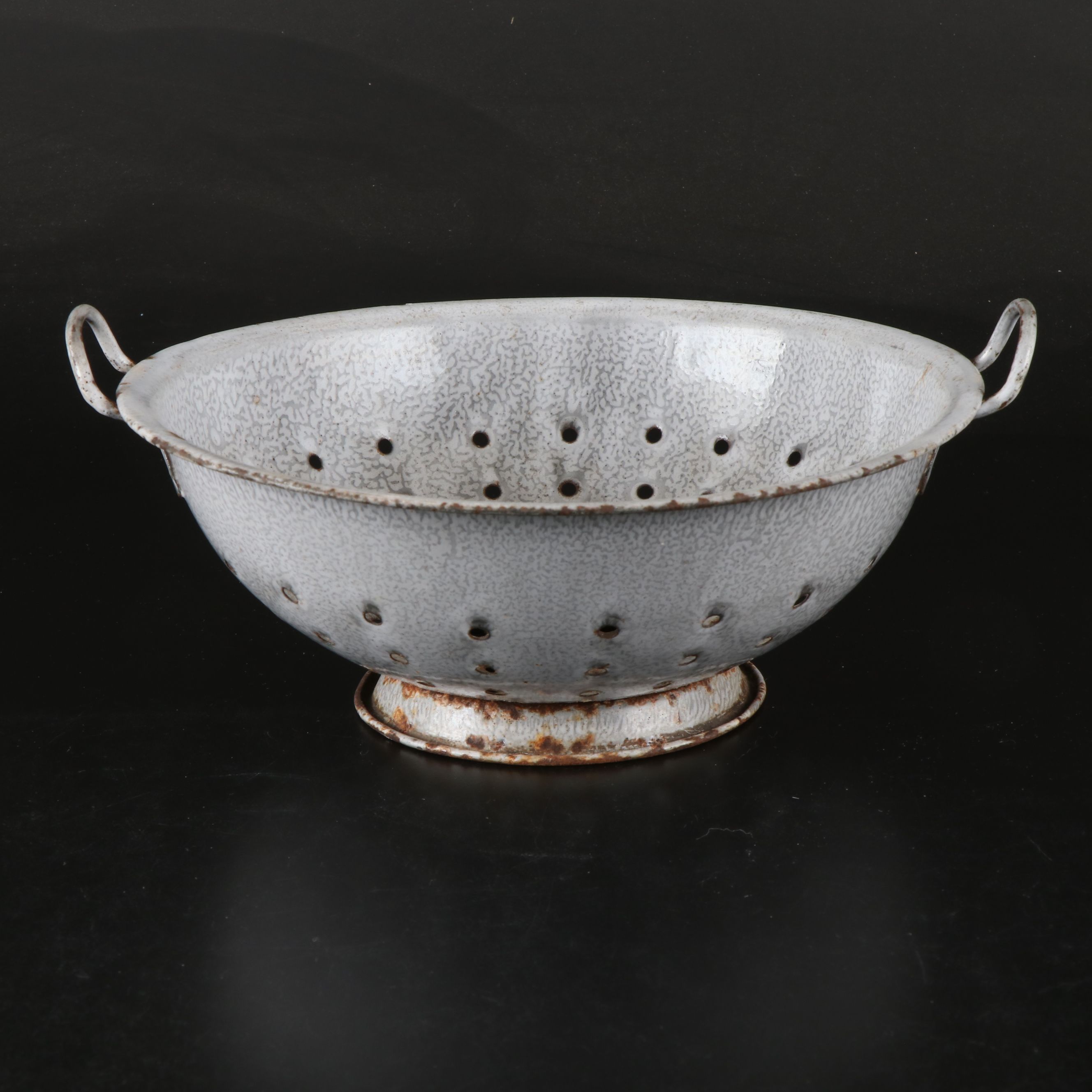 Vintage Enamelware Bowls with Wear-Ever Saucepans and More Bake and Cookware