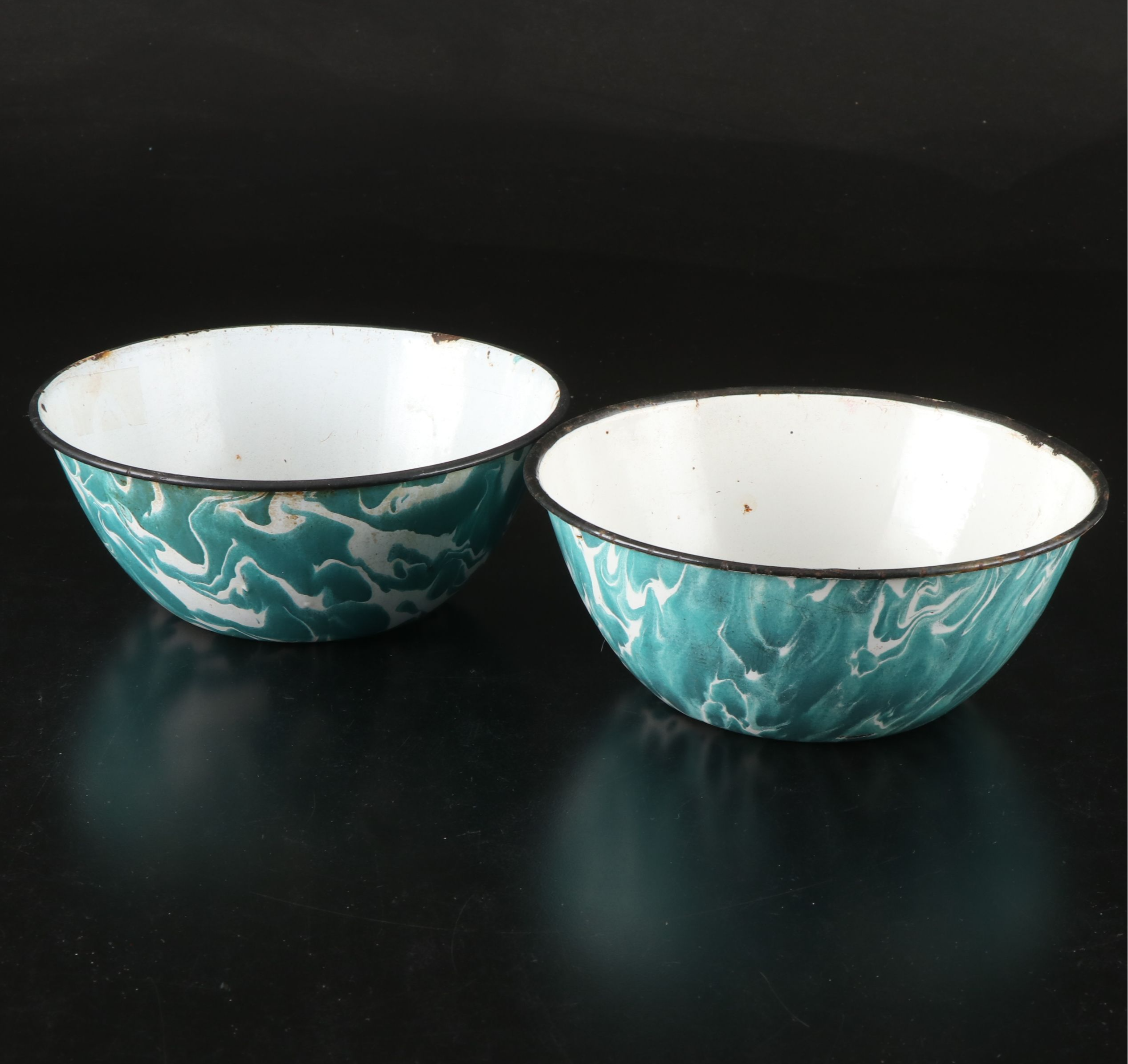 Vintage Enamelware Bowls with Wear-Ever Saucepans and More Bake and Cookware