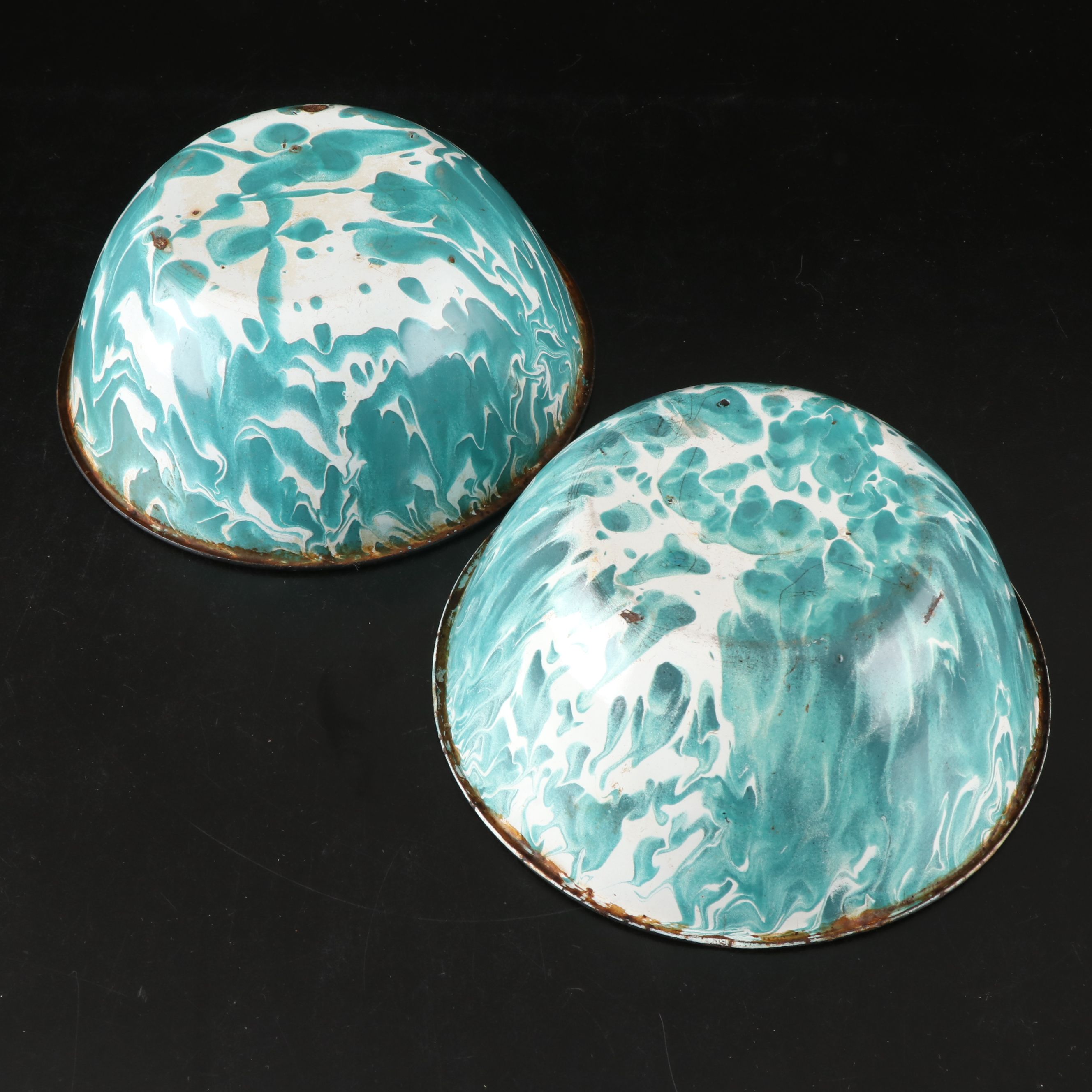 Vintage Enamelware Bowls with Wear-Ever Saucepans and More Bake and Cookware