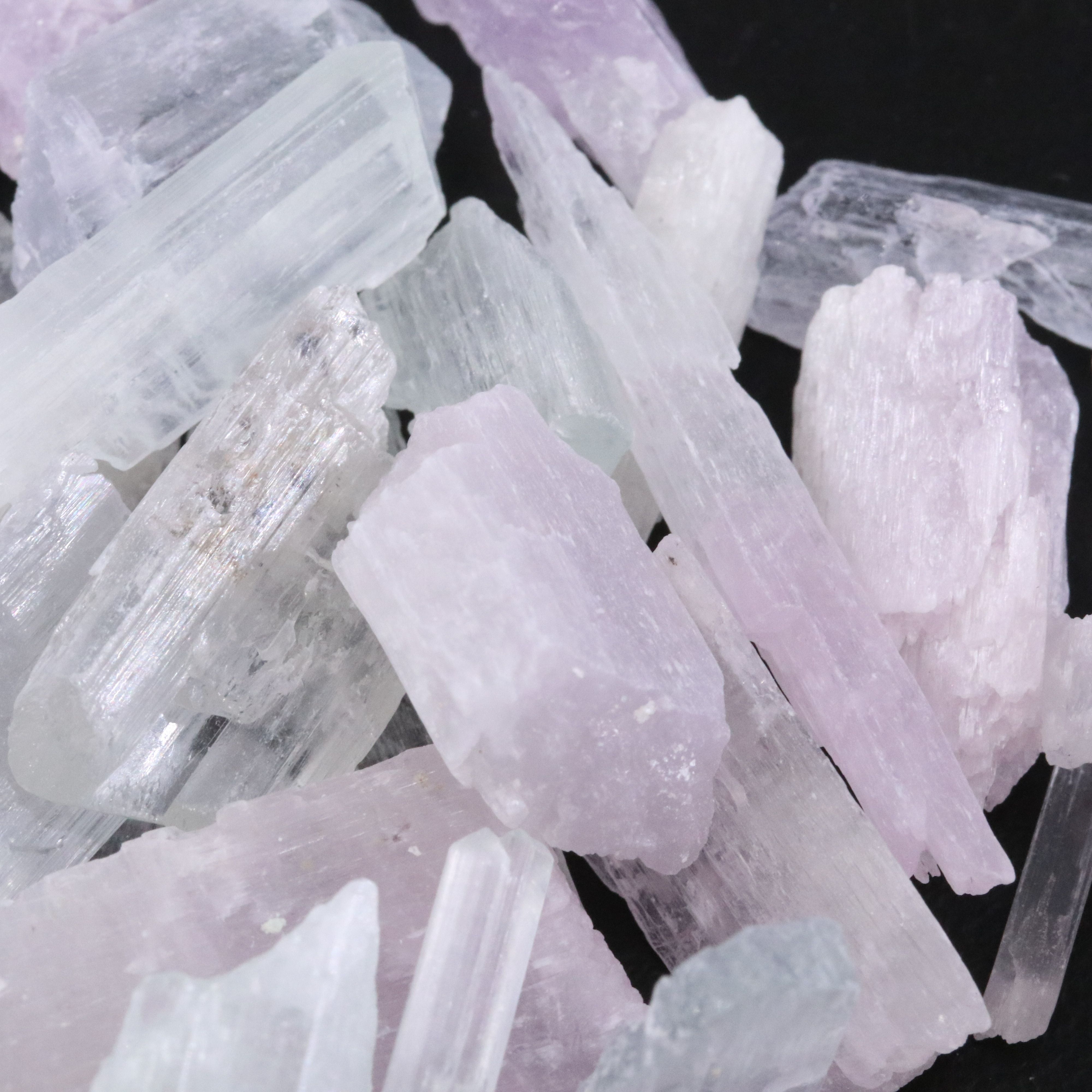 Loose 391.50 CTW Rough Spodumenes and Kunzites