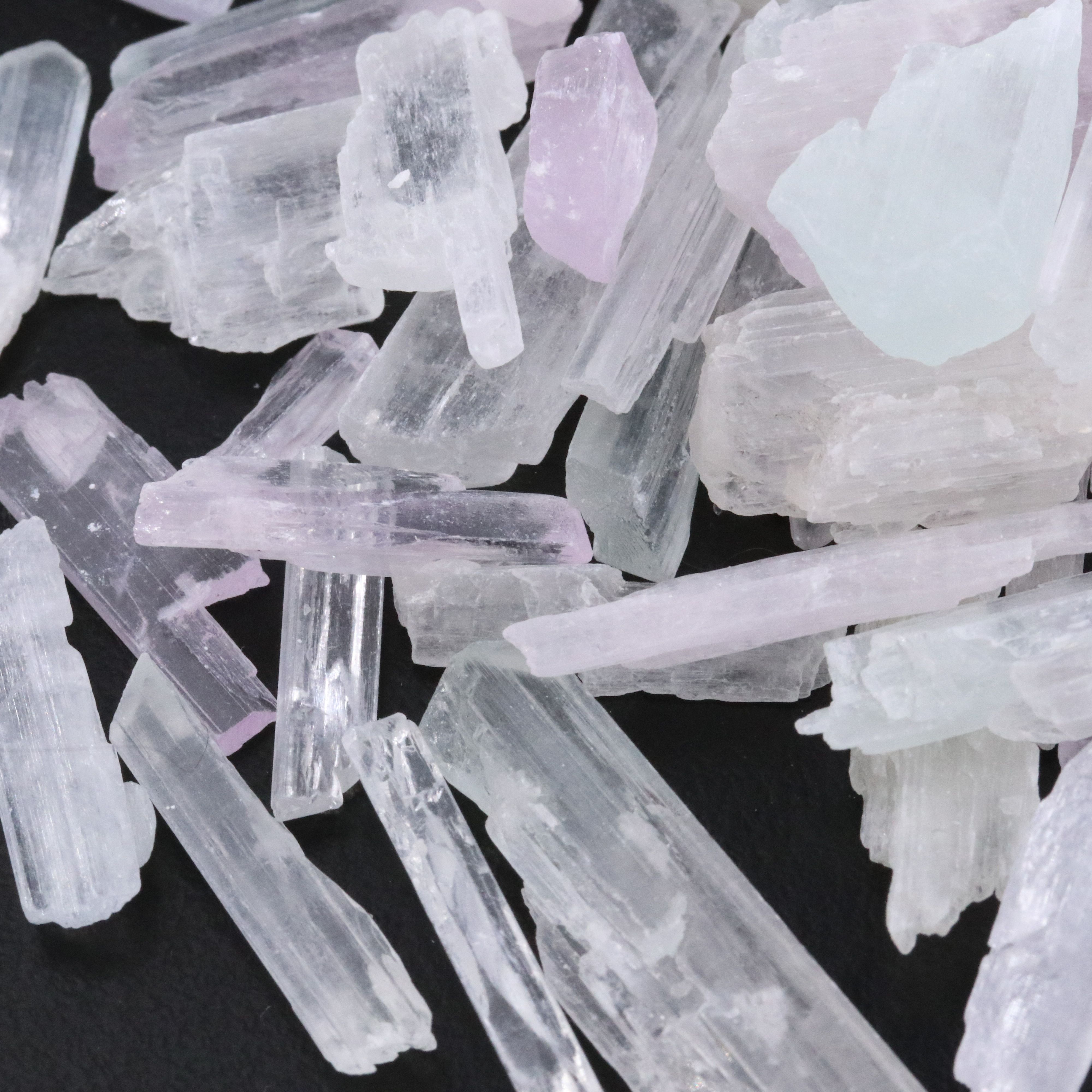 Loose 391.50 CTW Rough Spodumenes and Kunzites