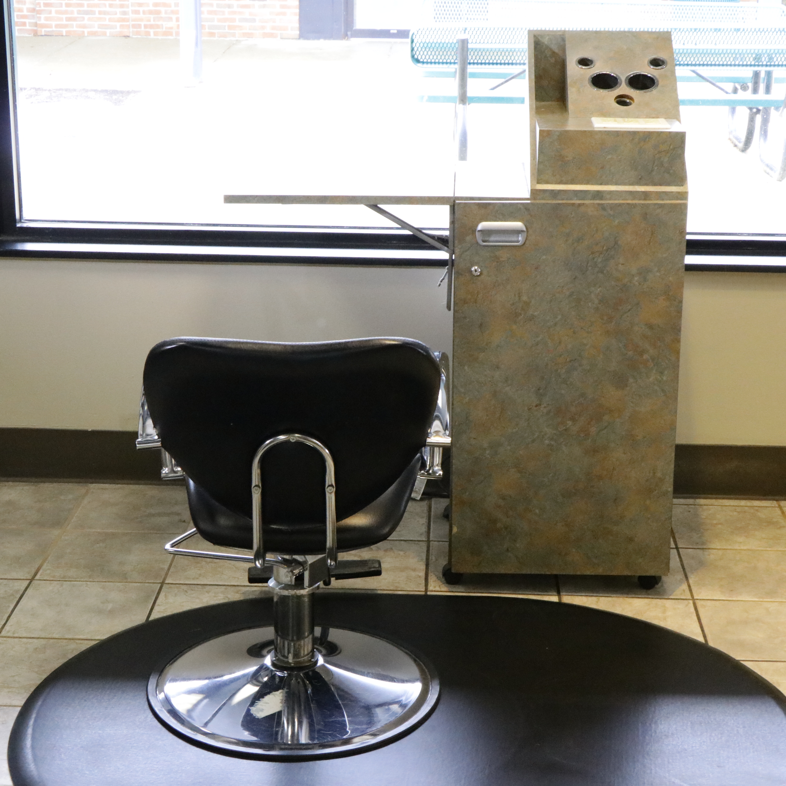 Contemporary Salon Chair and Station with Mat