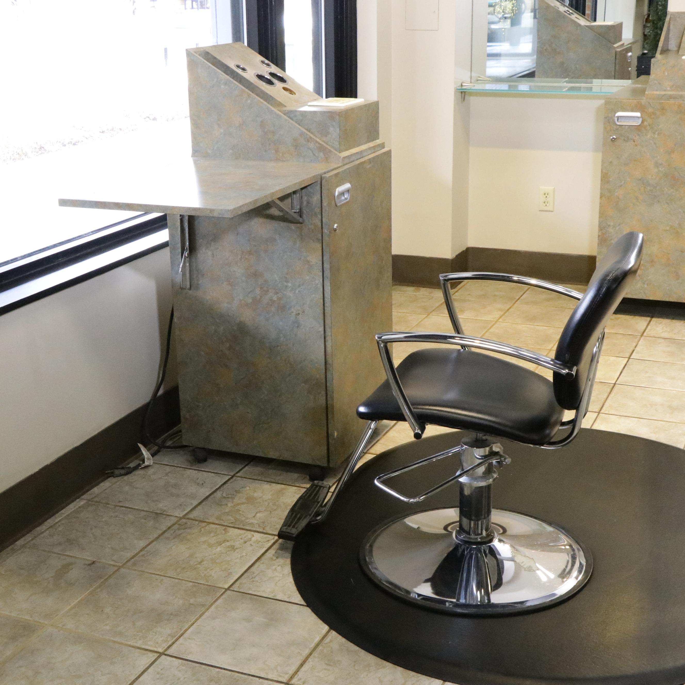 Contemporary Salon Chair and Station with Mat