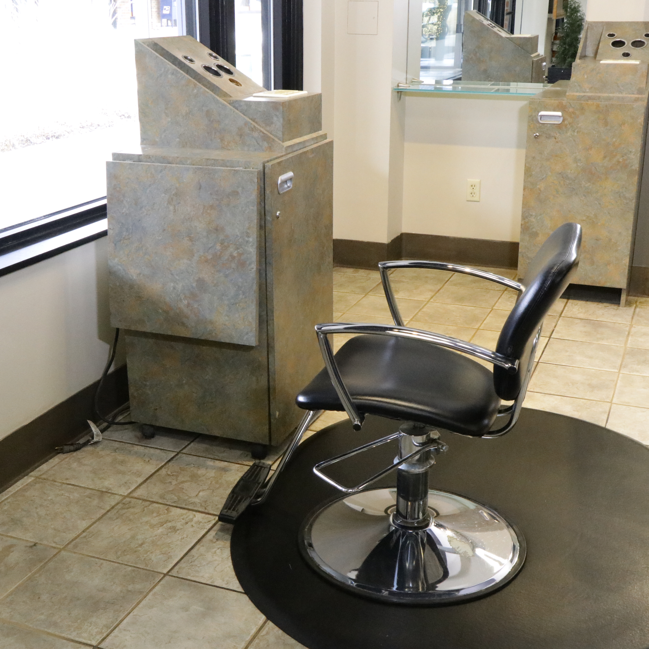 Contemporary Salon Chair and Station with Mat