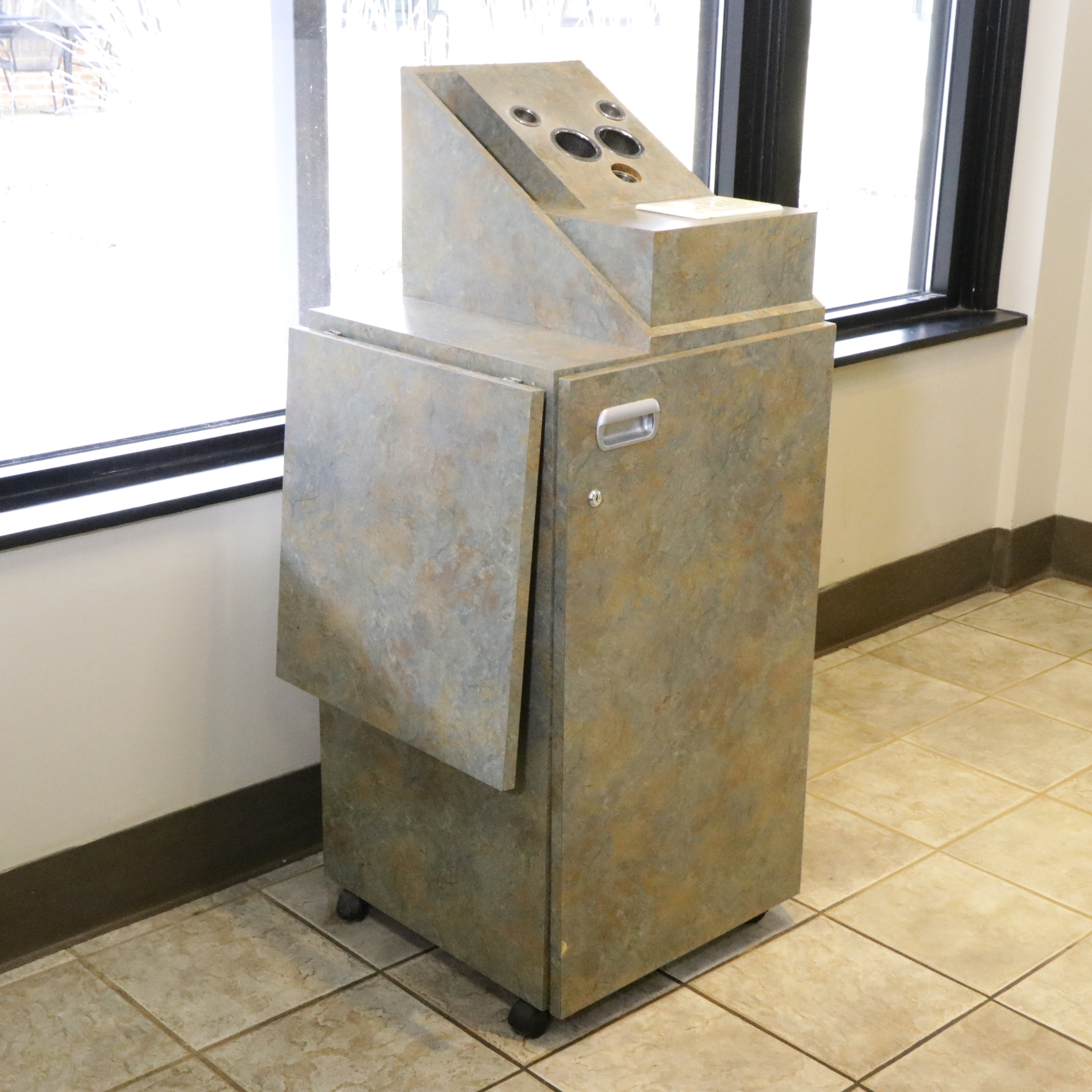 Contemporary Salon Chair and Station with Mat