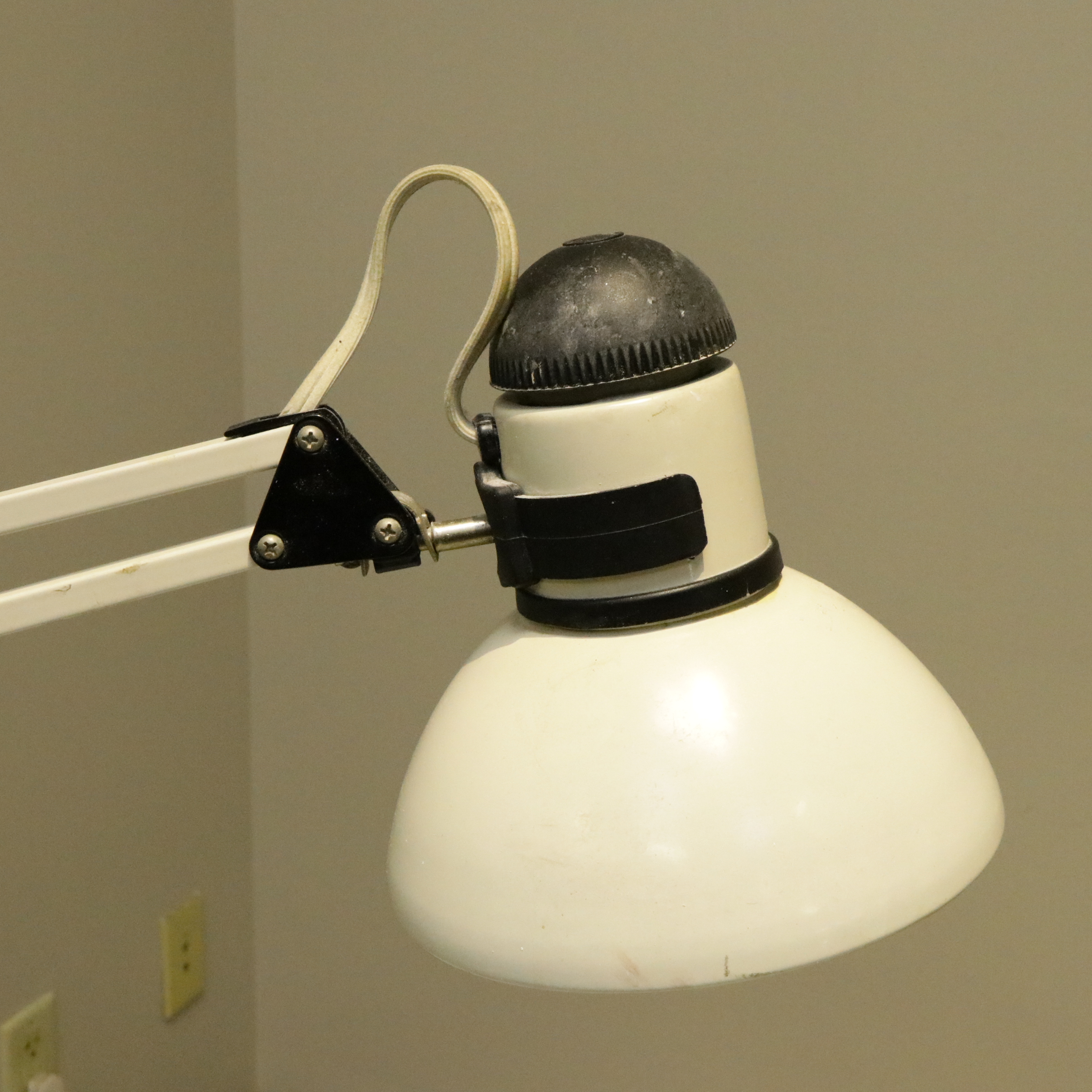 New Star Spa & Furniture Corp. Manicure Table with Pair of Chairs