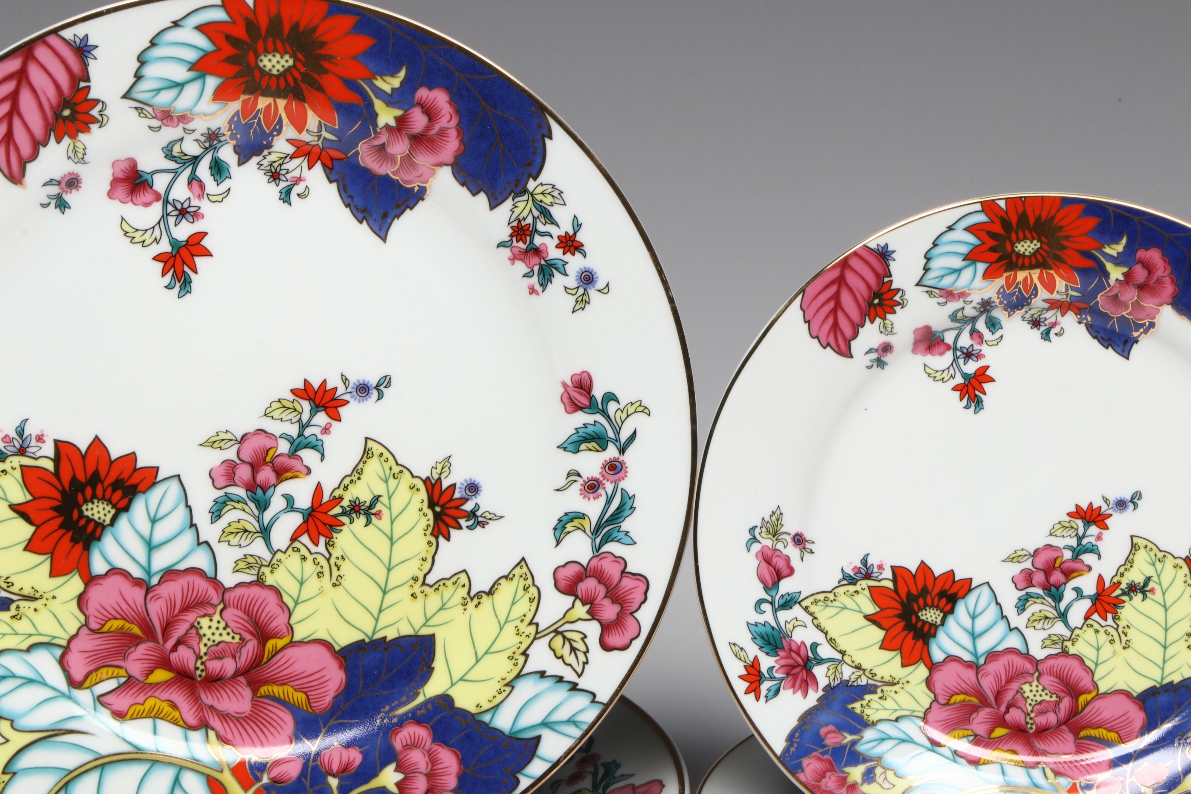 Chinese Export Style "Imperial Leaf" Porcelain Dinnerware