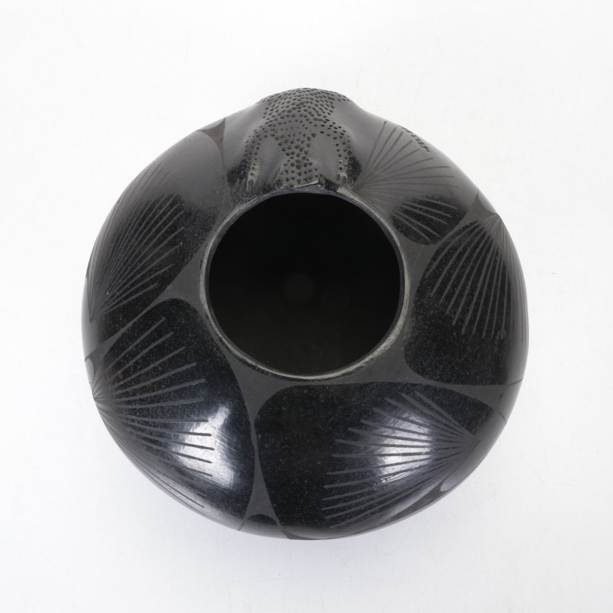 Jose L. Quezada Mata Ortiz Style Pottery Vessel, Late 20th Century