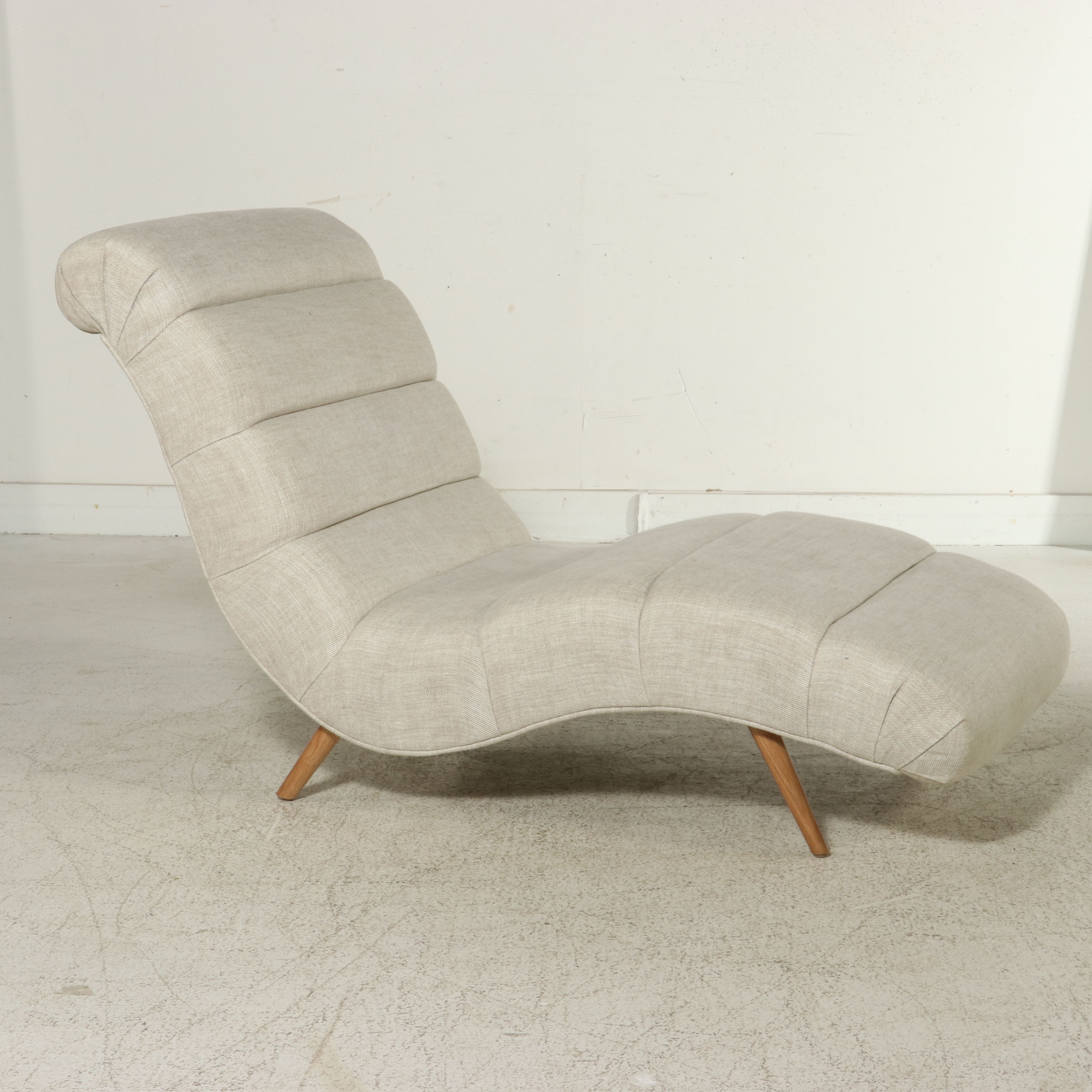 Lee Industries "Wave" Contemporary Upholstered Chaise Longue