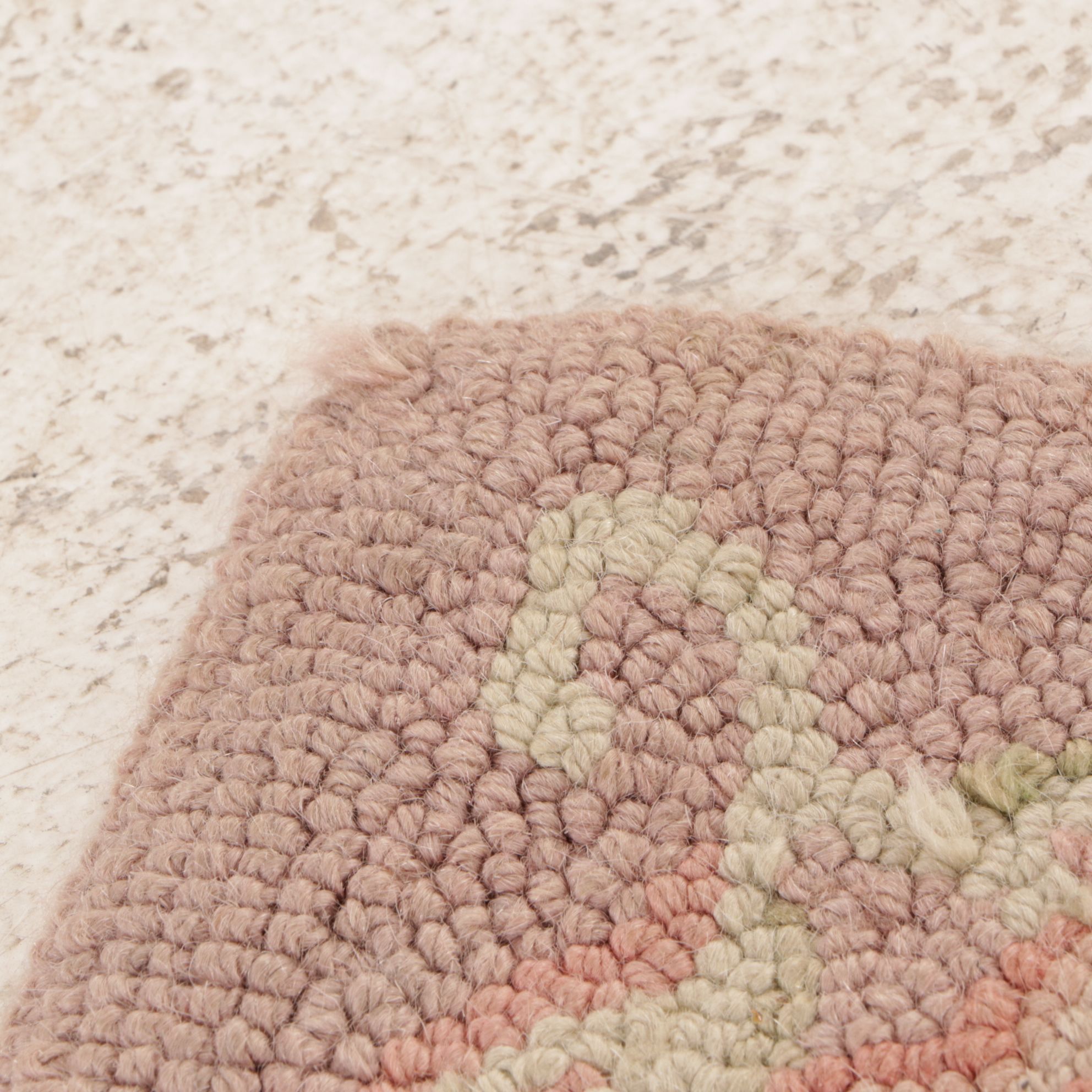 1'11 x 2'11 Handmade Hooked Pictorial Accent Rug