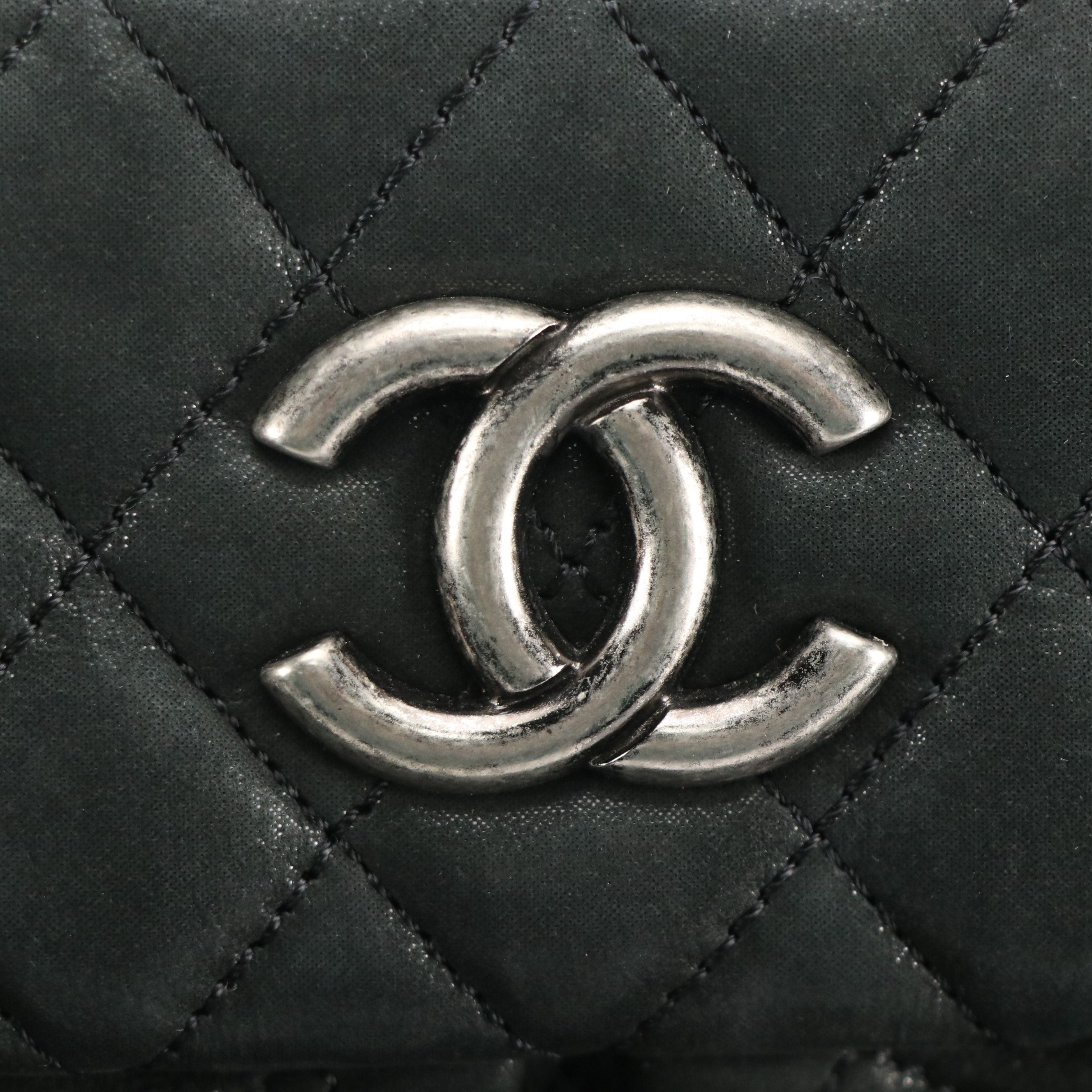 Chanel Chic Quilt Bowling Shoulder Bag in Quilted Black Iridescent Calfskin