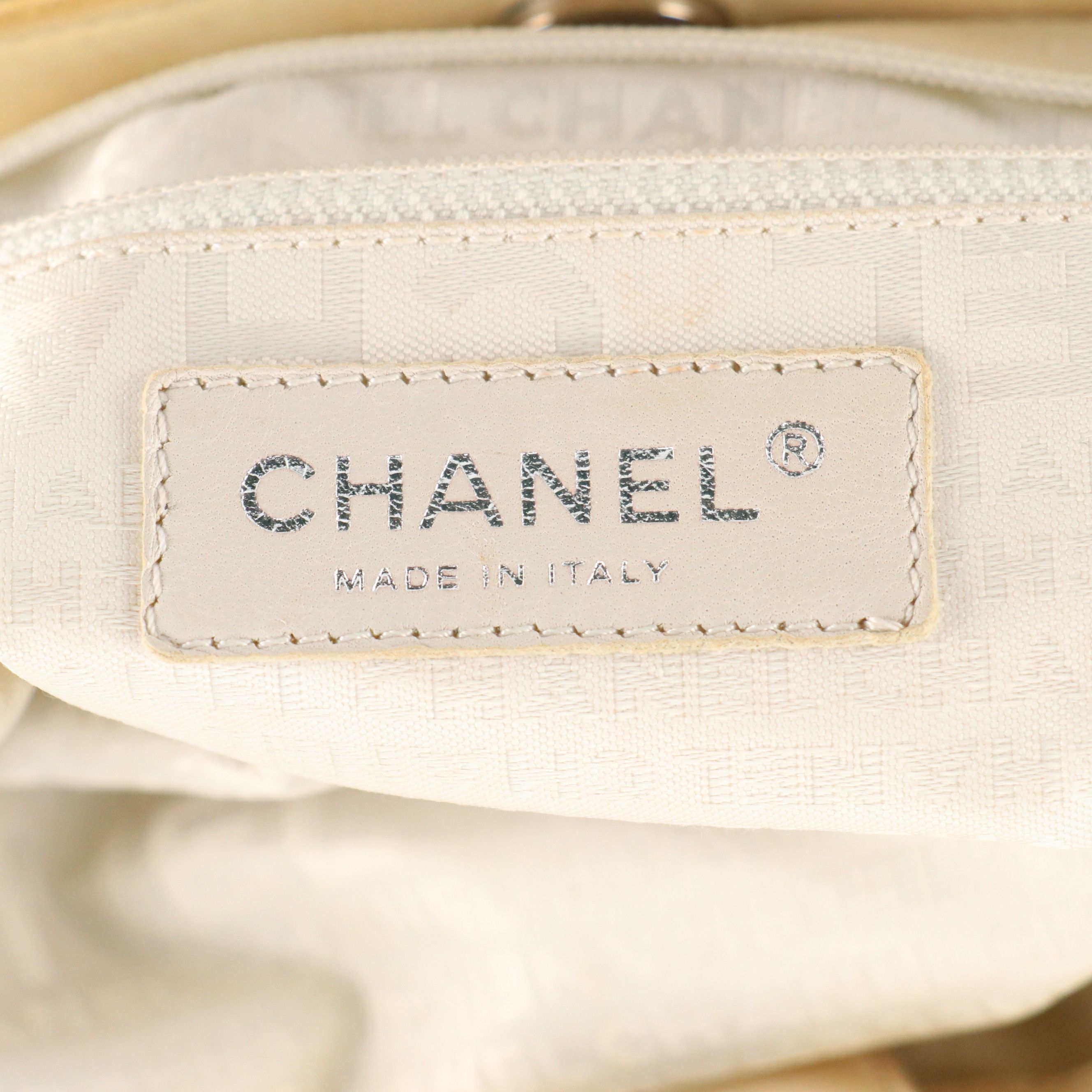 Chanel White Quilted Calfskin and Black Patent Leather Kiss Lock Tote