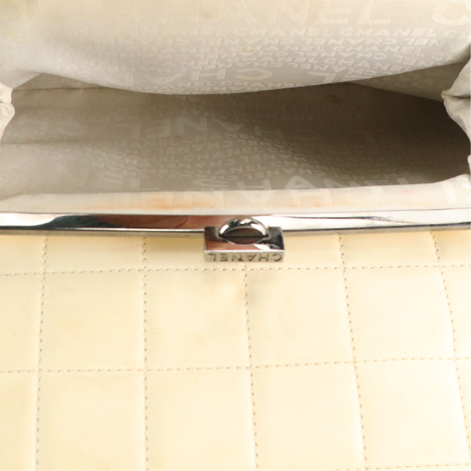 Chanel White Quilted Calfskin and Black Patent Leather Kiss Lock Tote