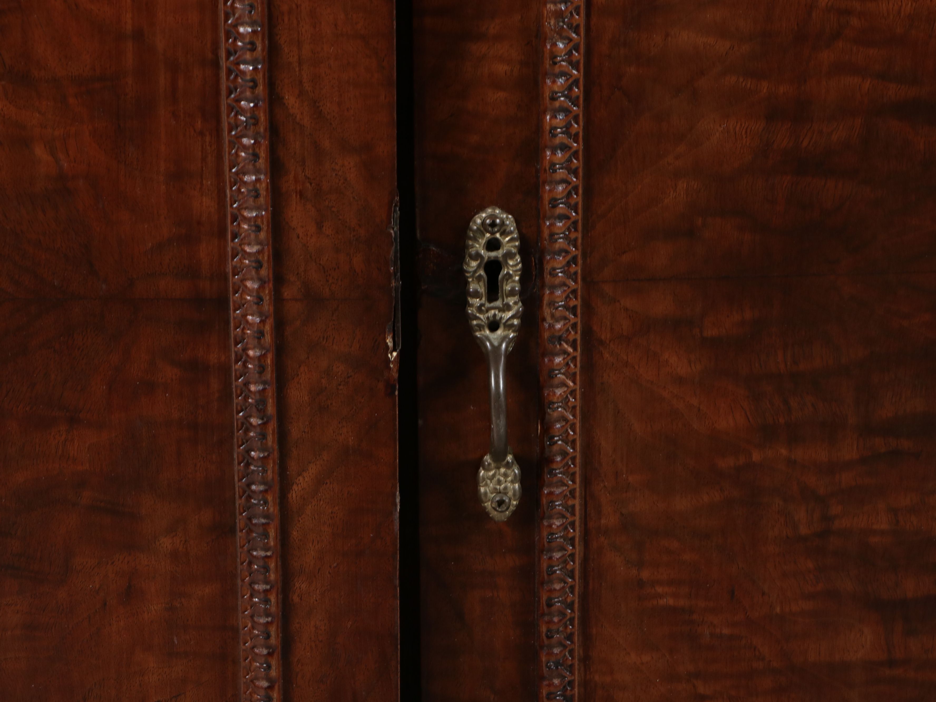 Quality Furniture Co. Hepplewhite Revival Style Mahogany Chifferobe