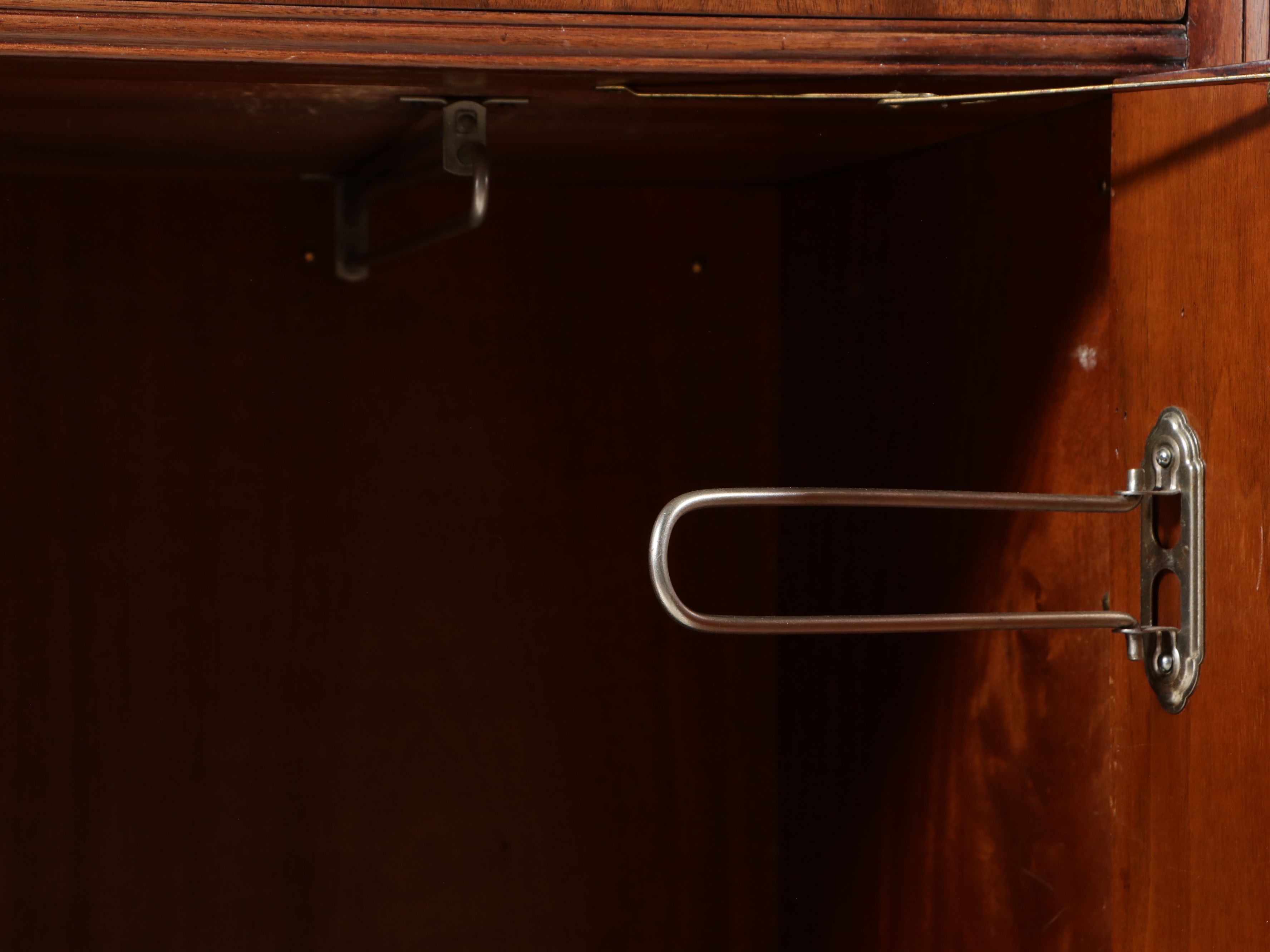 Quality Furniture Co. Hepplewhite Revival Style Mahogany Chifferobe