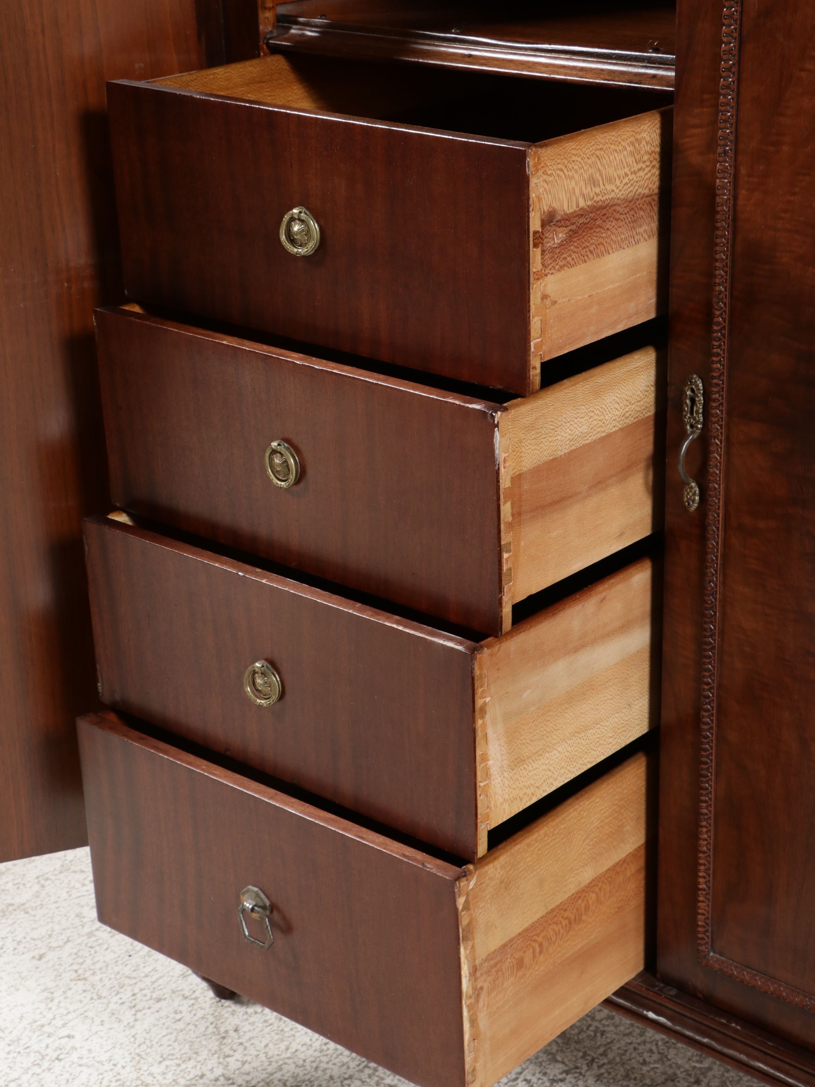 Quality Furniture Co. Hepplewhite Revival Style Mahogany Chifferobe