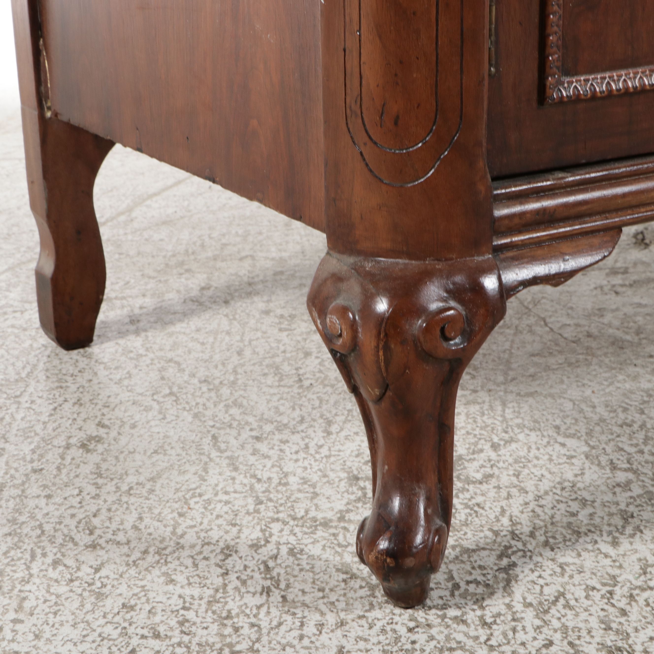 Quality Furniture Co. Hepplewhite Revival Style Mahogany Chifferobe