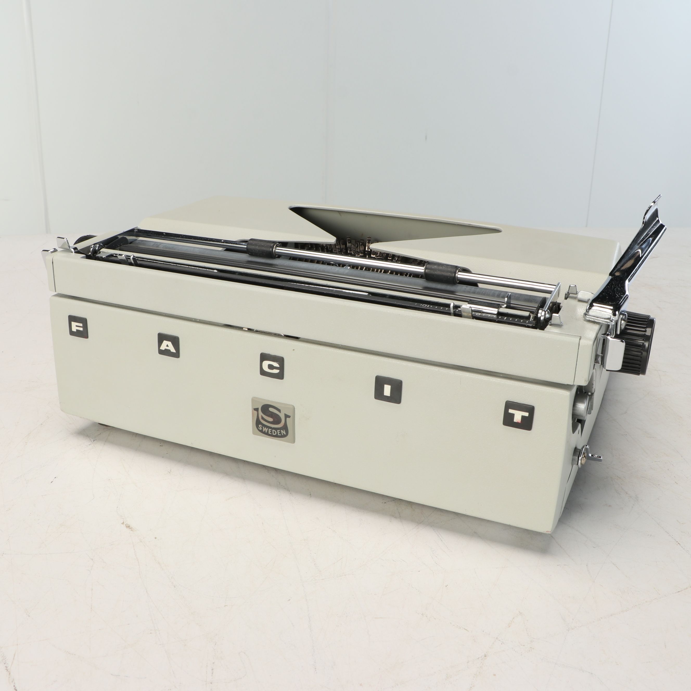 Facit TP2 Portable Typewriter in Case