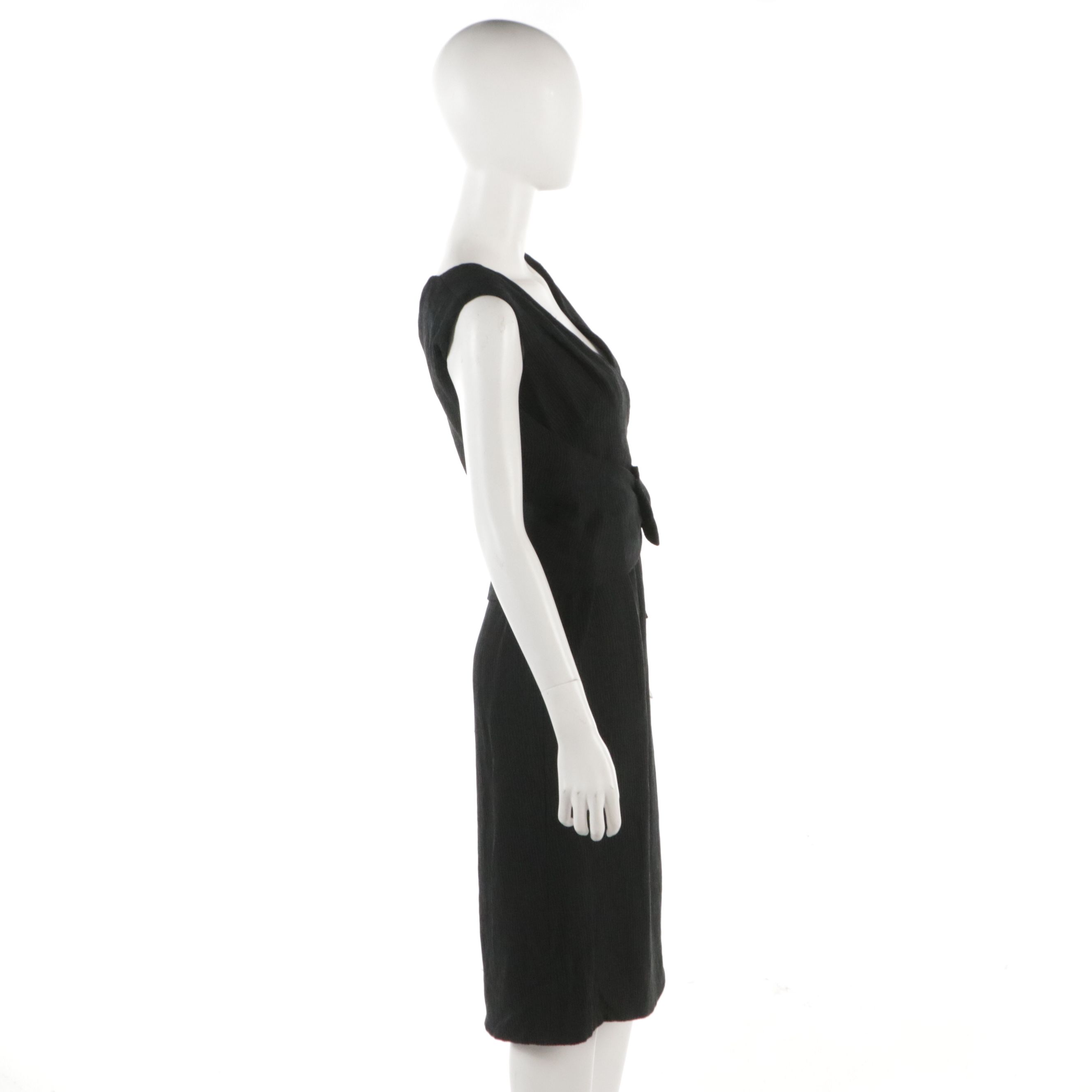 Elizabeth Arden Vintage Bow Accented V-Neck Sleeveless Dress in Black