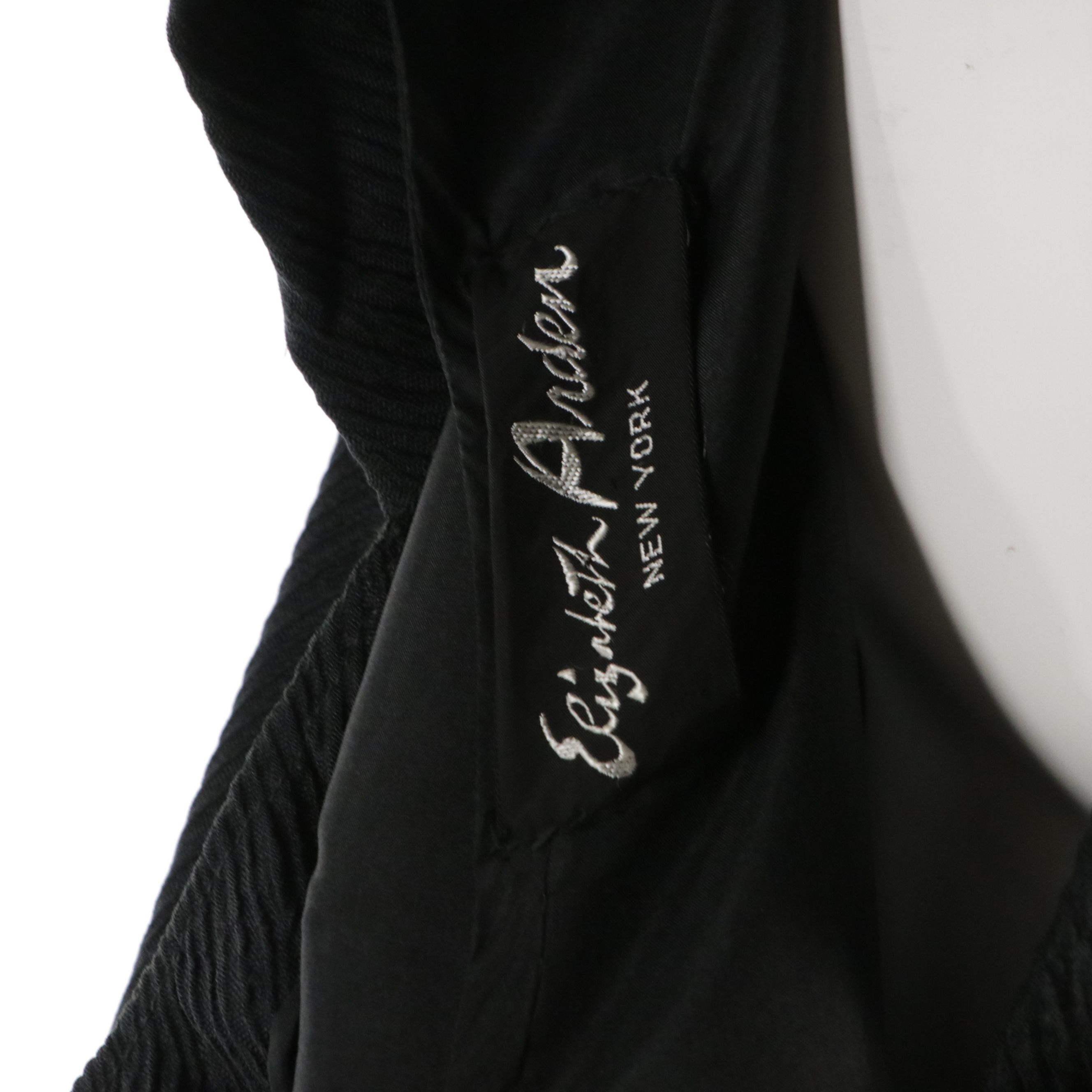 Elizabeth Arden Vintage Bow Accented V-Neck Sleeveless Dress in Black