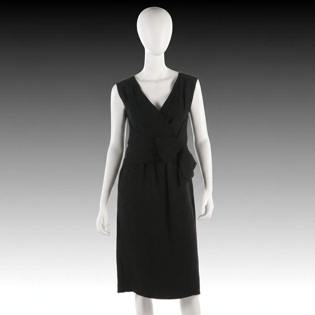 Elizabeth Arden Vintage Bow Accented V-Neck Sleeveless Dress in Black