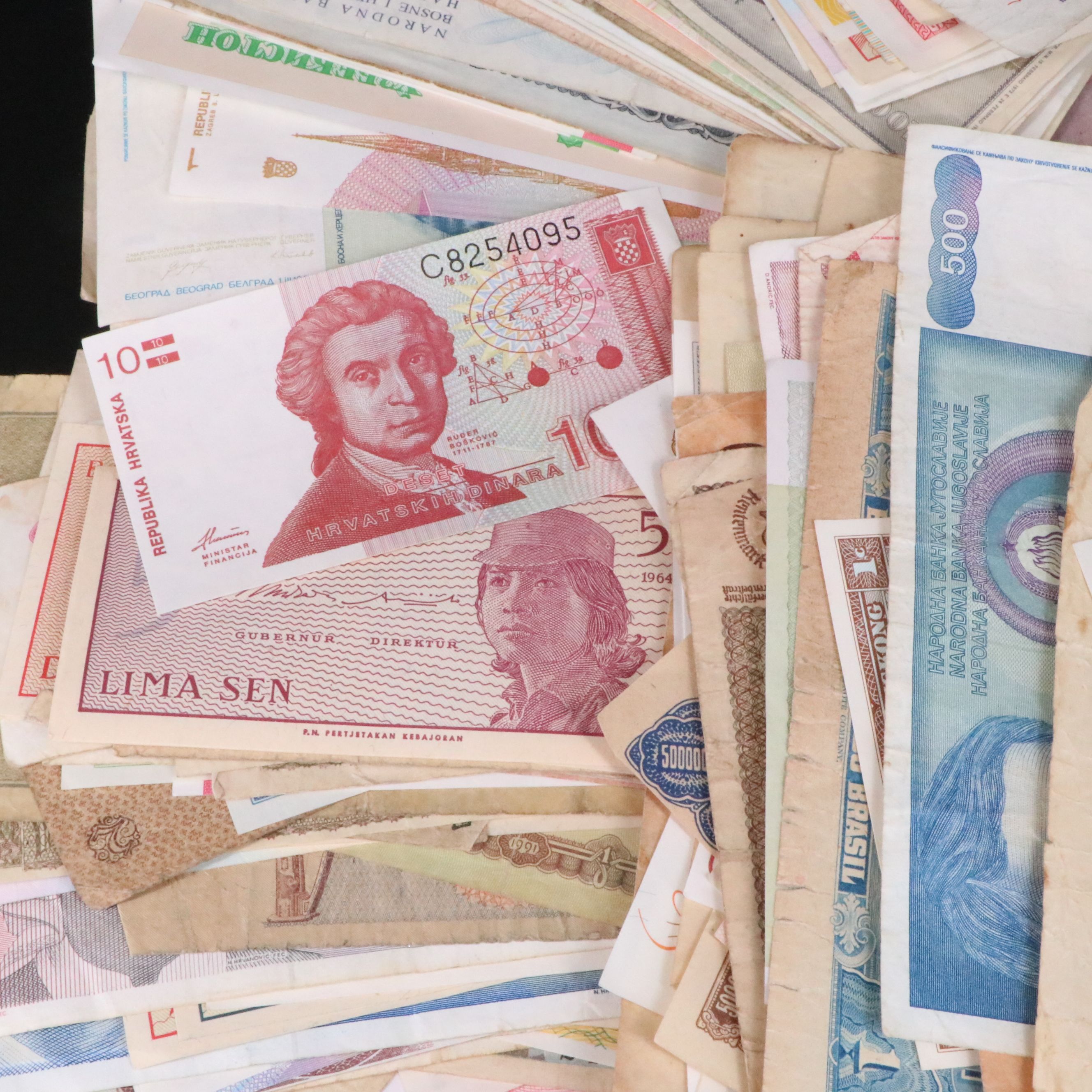 Group of 315 Pieces of Various Foreign Currency Notes