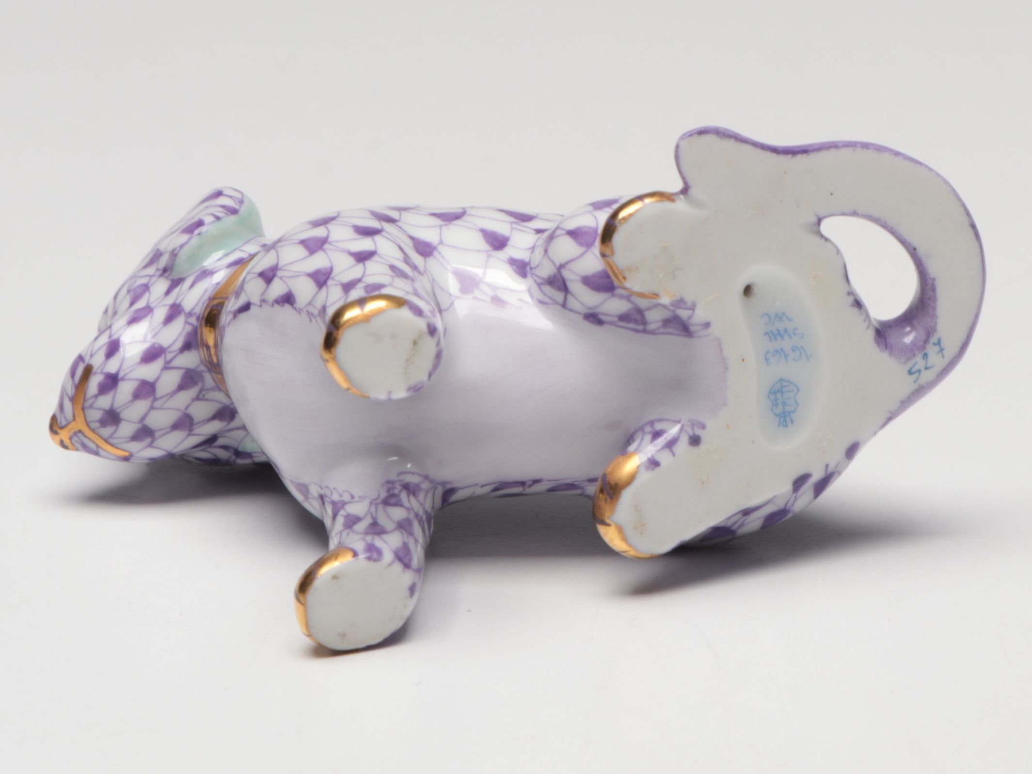 Herend Lavender Fishnet with Gold "Labrador Retriever" Porcelain Figurine