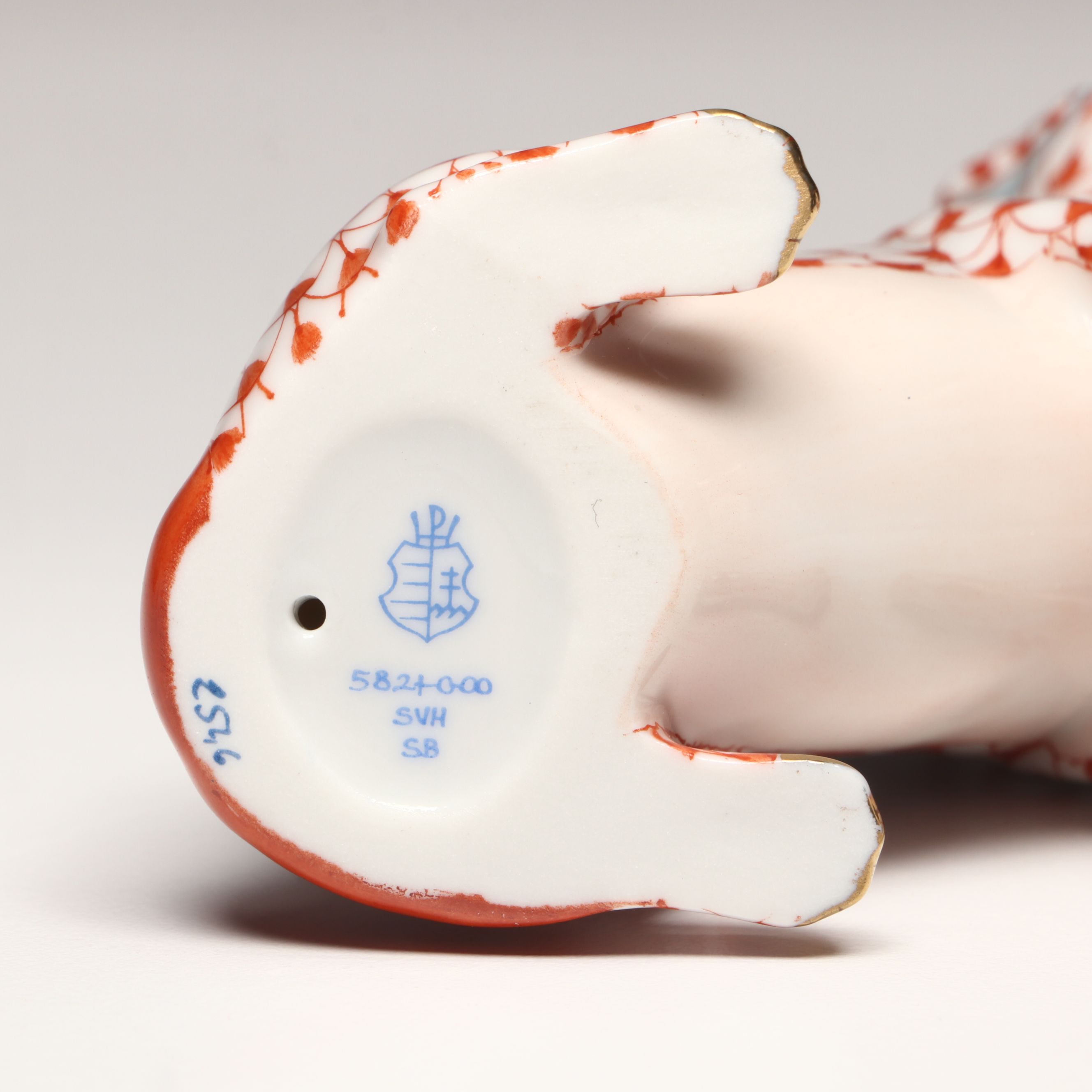 Herend Rust Fishnet with Gold "Labrador Retriever" Porcelain Figurine