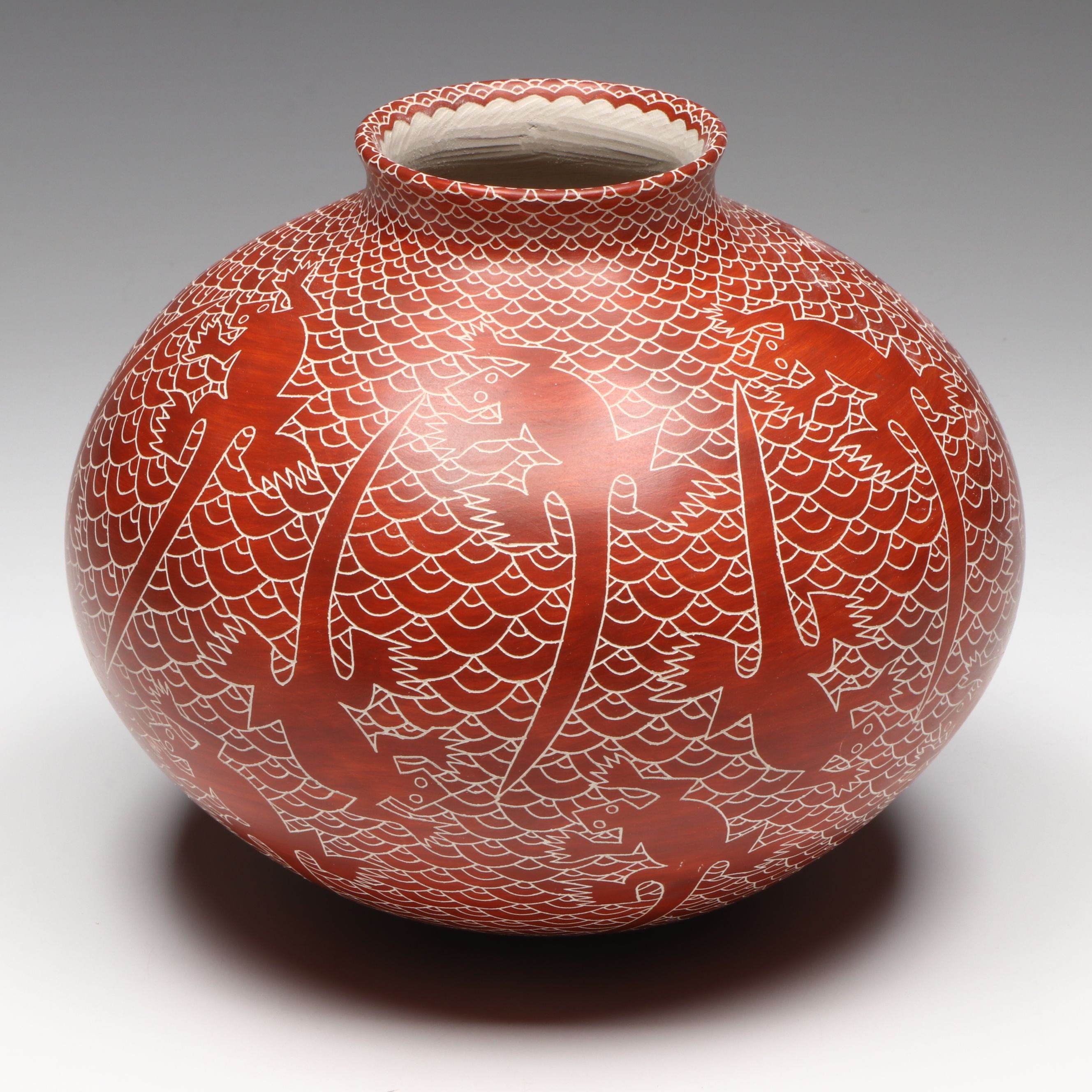 Leonel Lopez Saenz Mata Ortiz Pueblo Pottery Sgraffito Lizard Vase or Pot