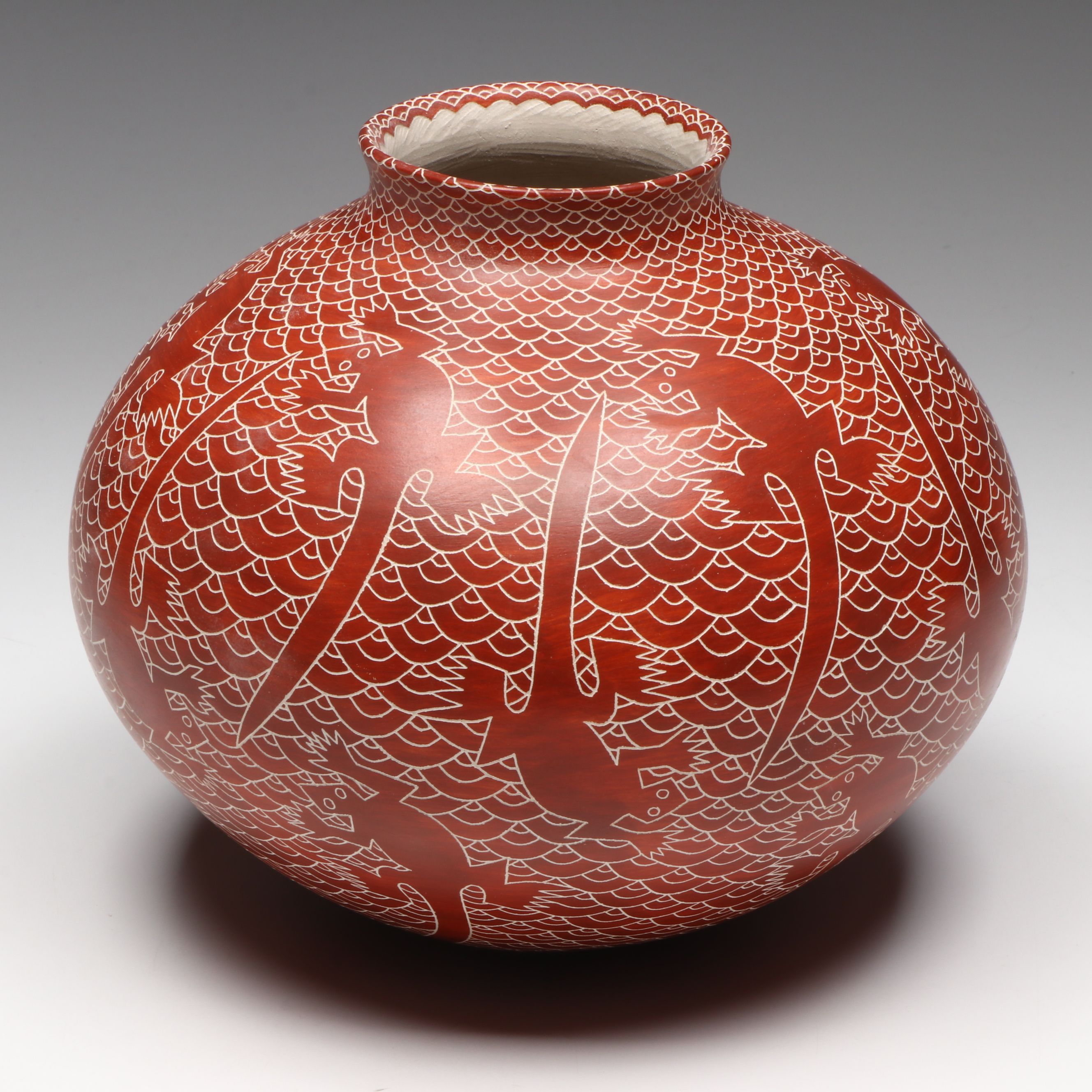 Leonel Lopez Saenz Mata Ortiz Pueblo Pottery Sgraffito Lizard Vase or Pot