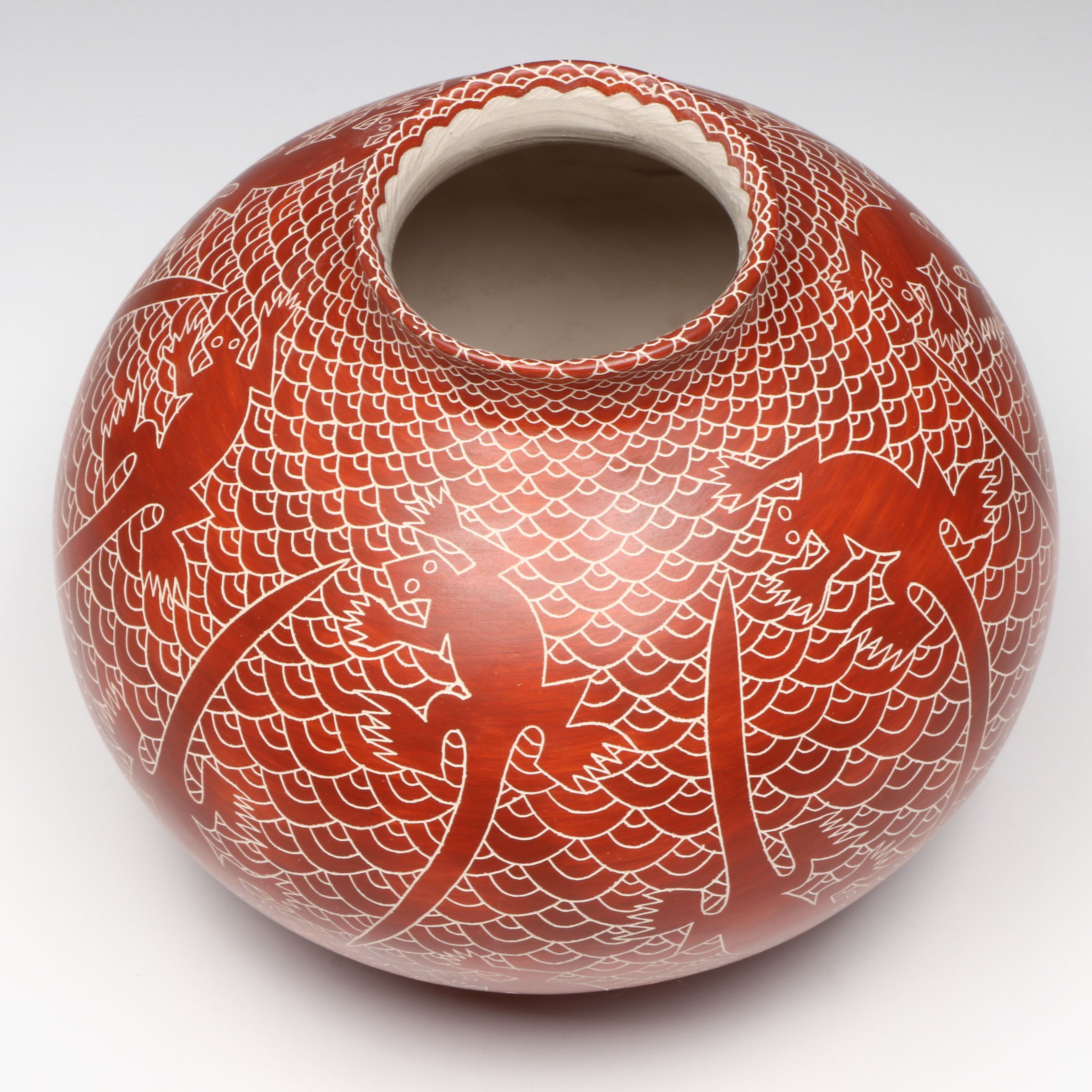 Leonel Lopez Saenz Mata Ortiz Pueblo Pottery Sgraffito Lizard Vase or Pot