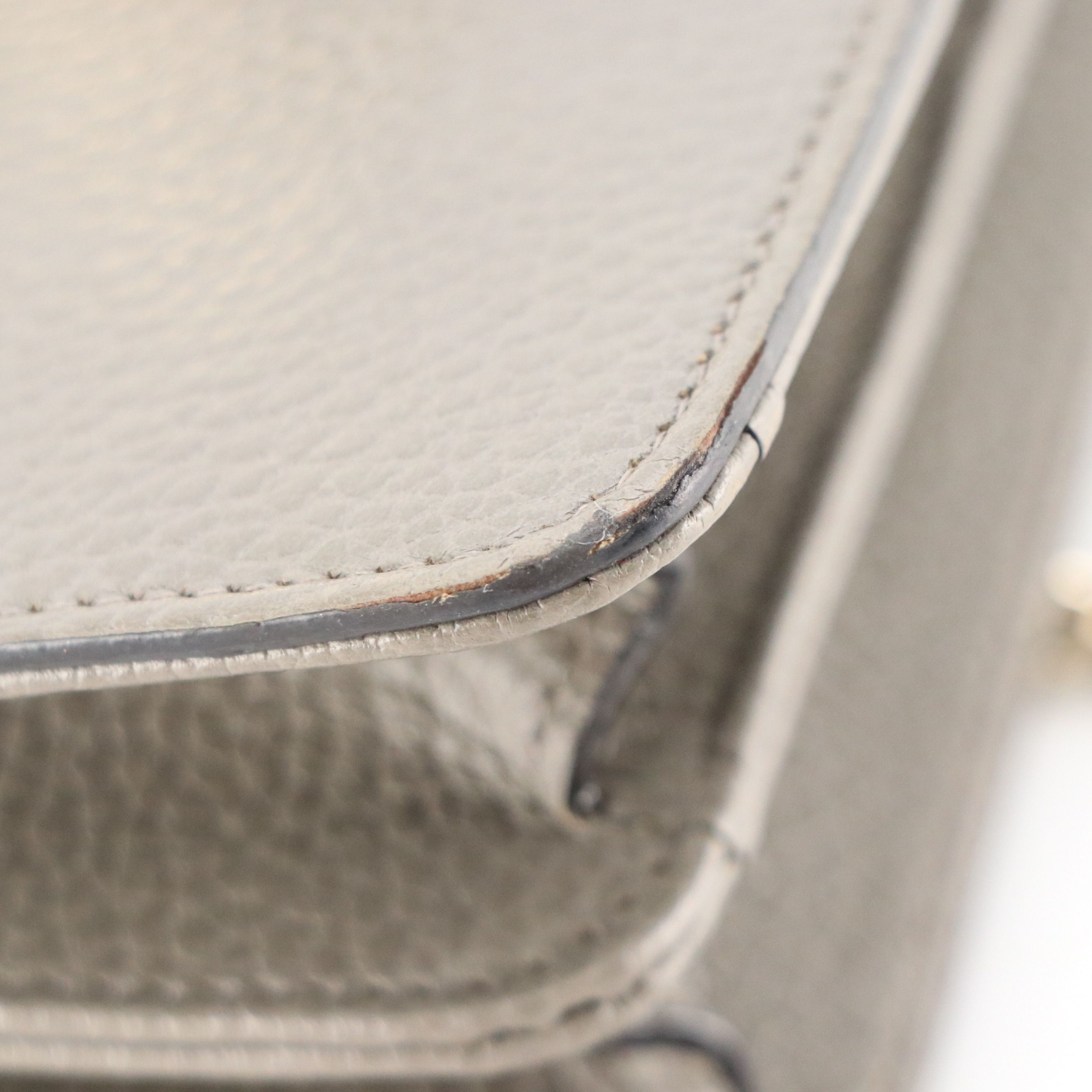 Gucci Small Interlocking GG Chain Link Crossbody Bag in Grey Grained Leather