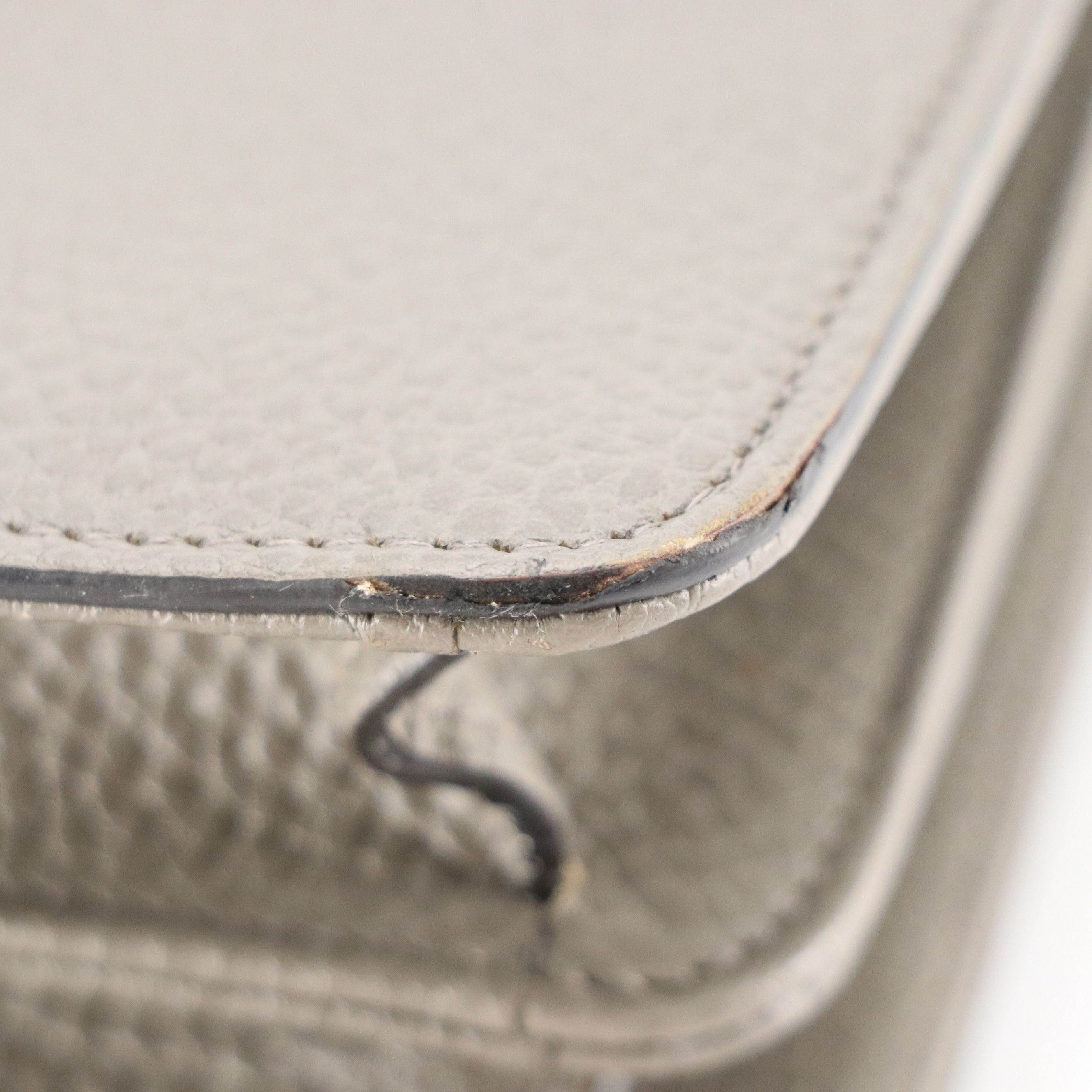 Gucci Small Interlocking GG Chain Link Crossbody Bag in Grey Grained Leather