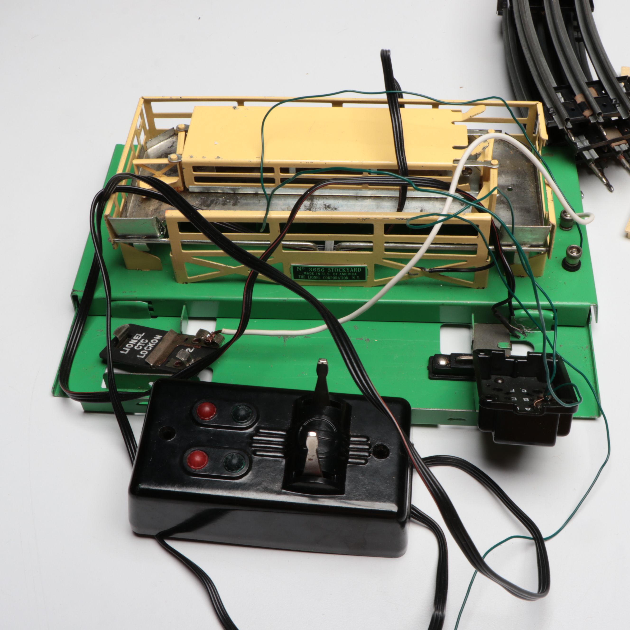 Lionel Remote Control Operating Tracks with Train Cars and More Accessories