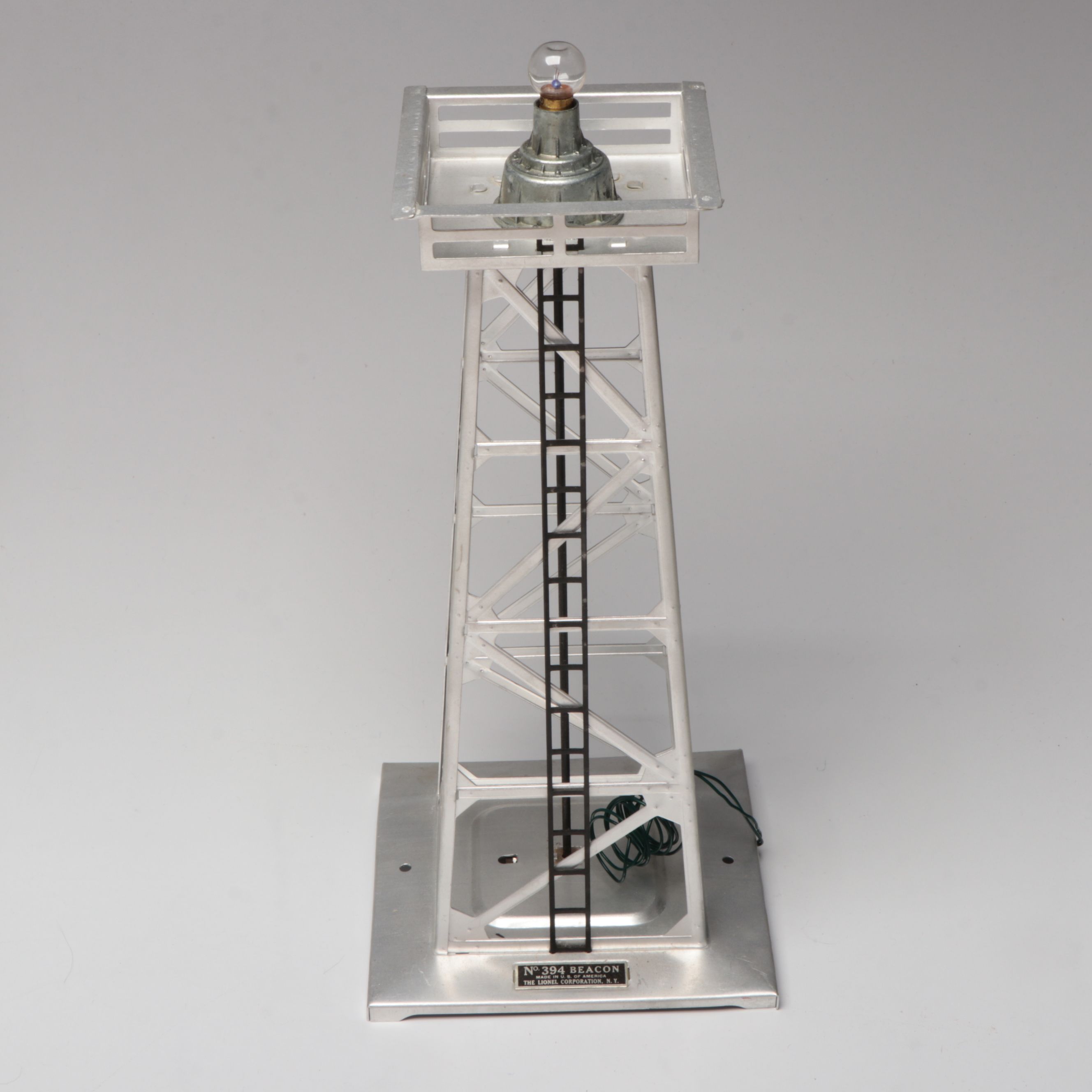 Lionel Remote Control Operating Tracks with Train Cars and More Accessories