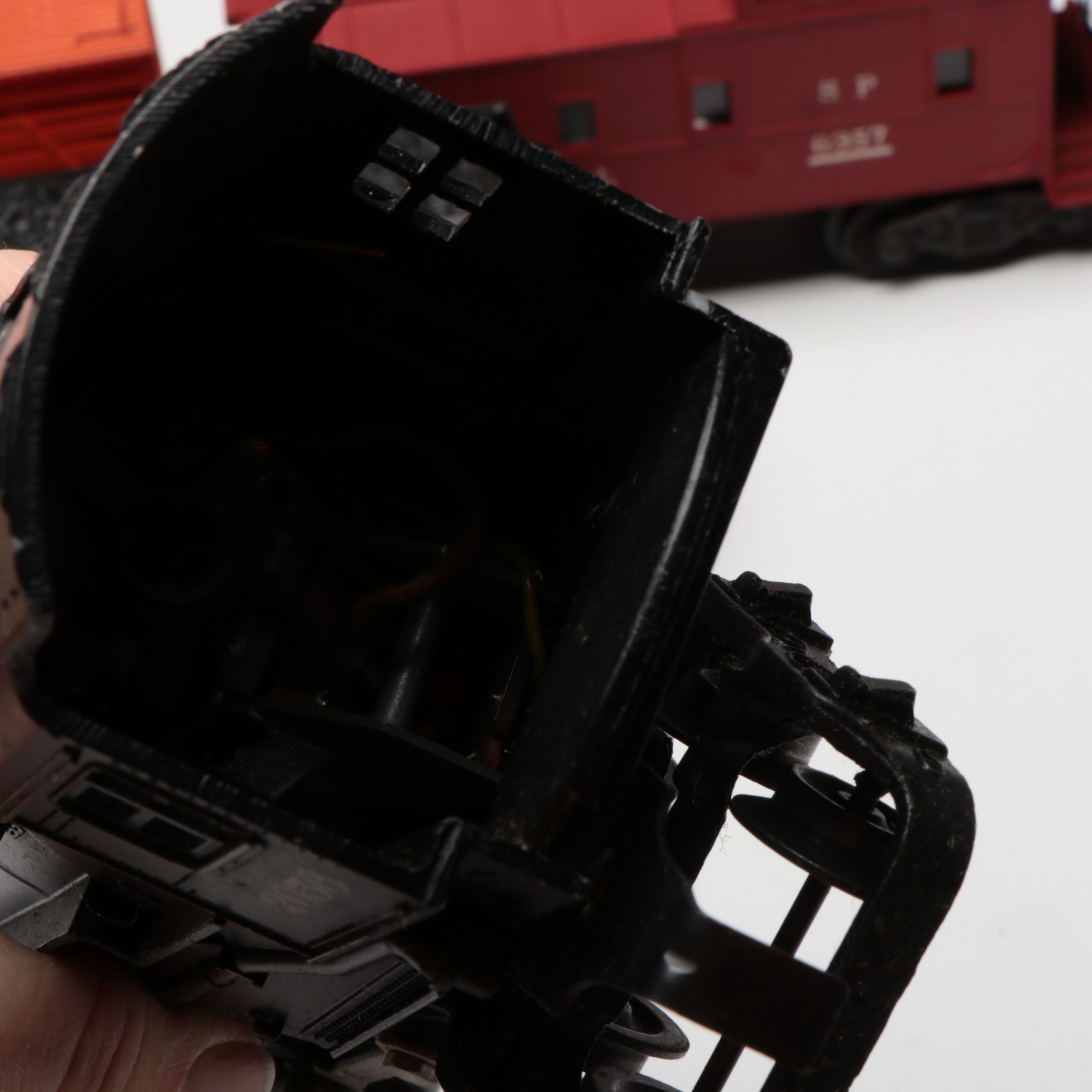 Lionel Remote Control Operating Tracks with Train Cars and More Accessories