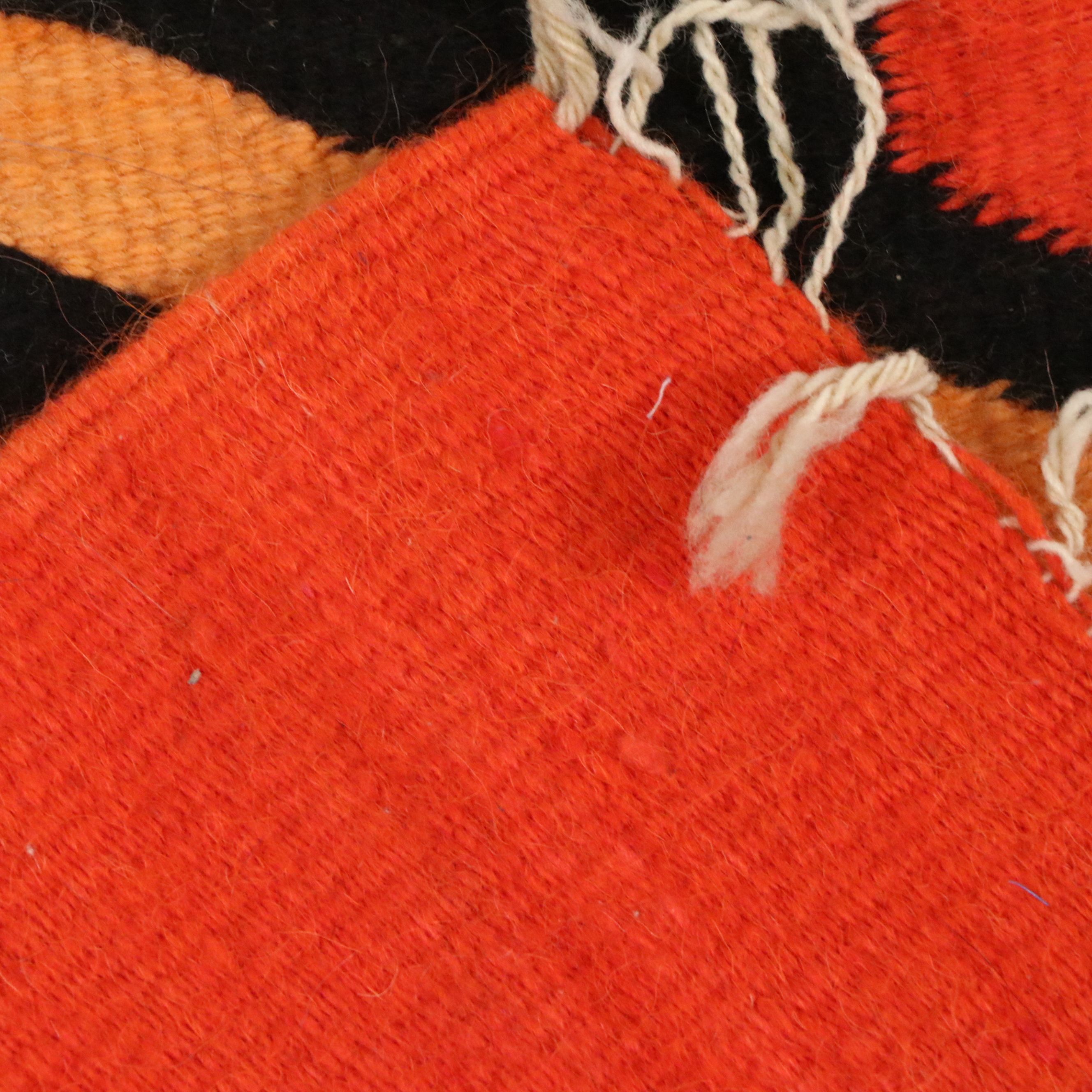 1'5 x 2'7 Handwoven Ecuadorian Pictorial Accent Rug